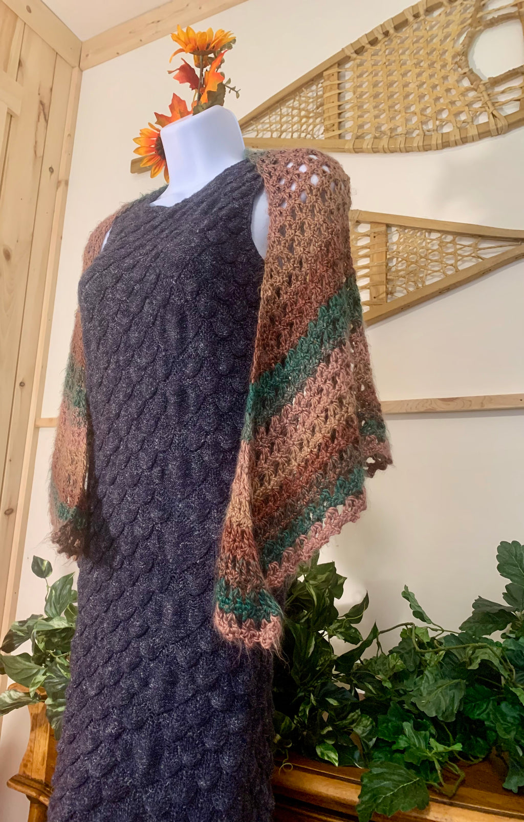 HANDMADE CROCHET triangle Shawl - Consigned with VARDO Vintage & Valuables vvvardo.ca