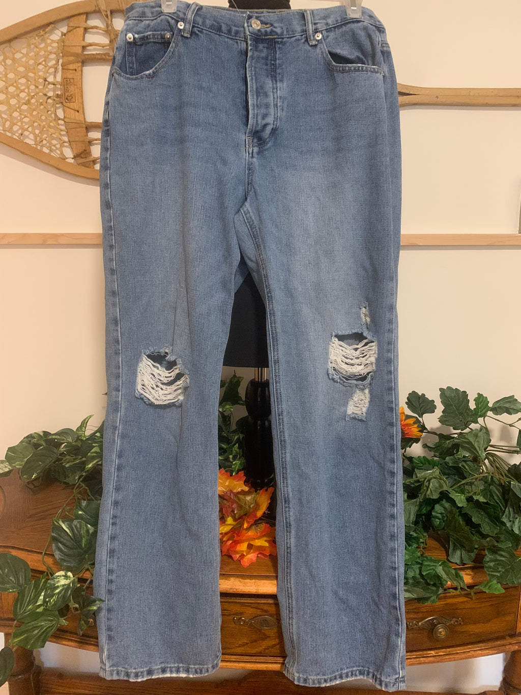 ARDENE SLOUCHY EIGHTYTWO DISTRESSED JEANS - Consigned with VARDO Vintage & Valuables vvvardo.ca