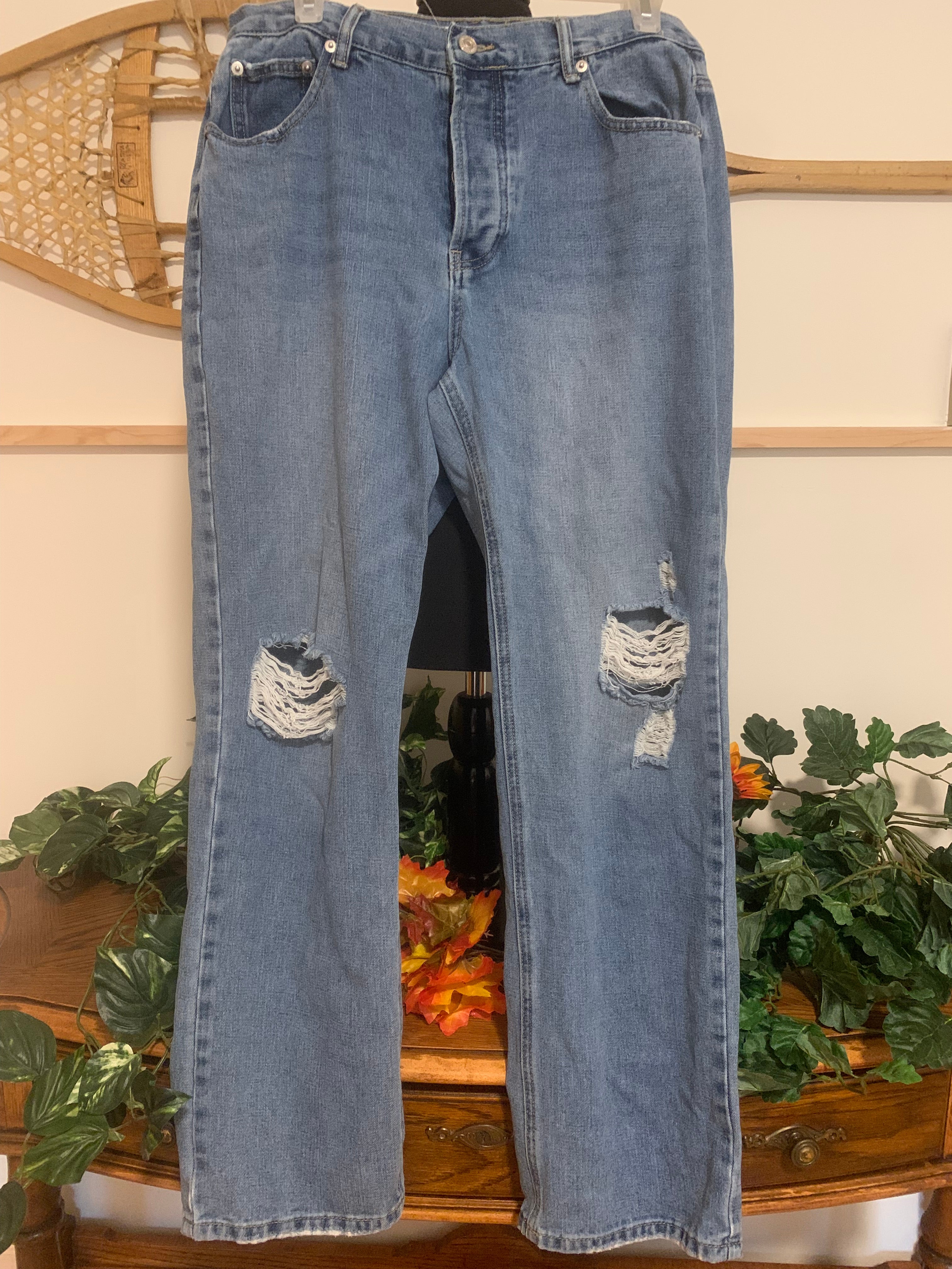 ARDENE SLOUCHY EIGHTYTWO DISTRESSED JEANS - Consigned with VARDO Vintage & Valuables vvvardo.ca
