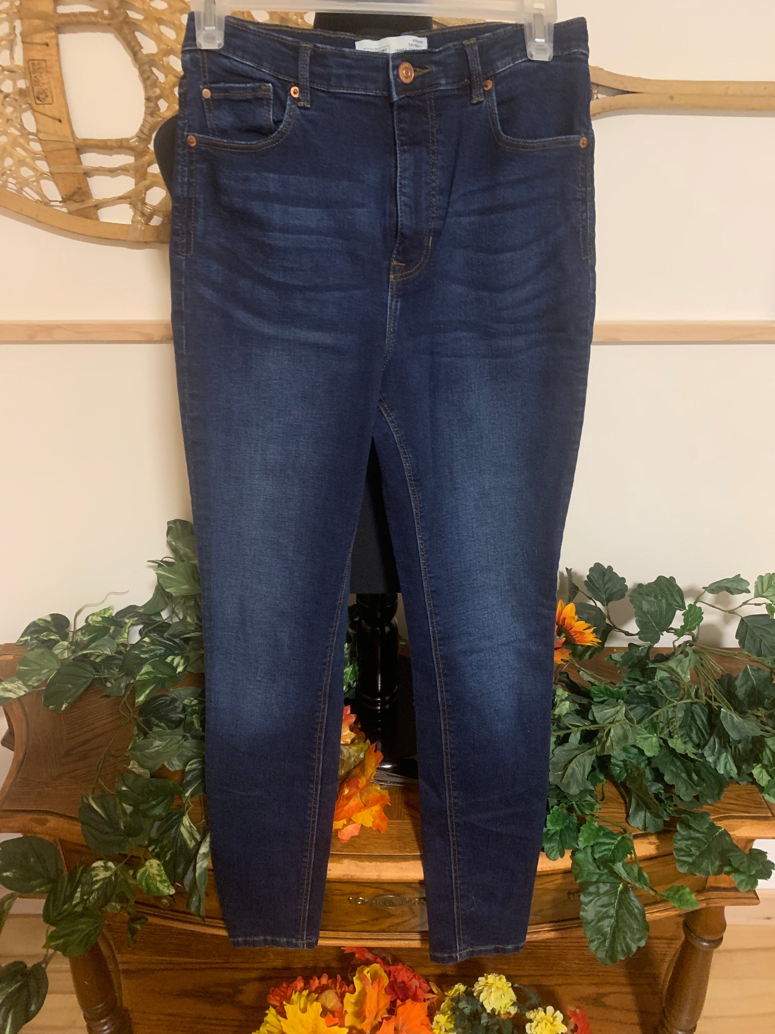 ARDENE SKINNY EIGHTYTWO JEANS - Consigned with VARDO Vintage & Valuables vvvardo.ca