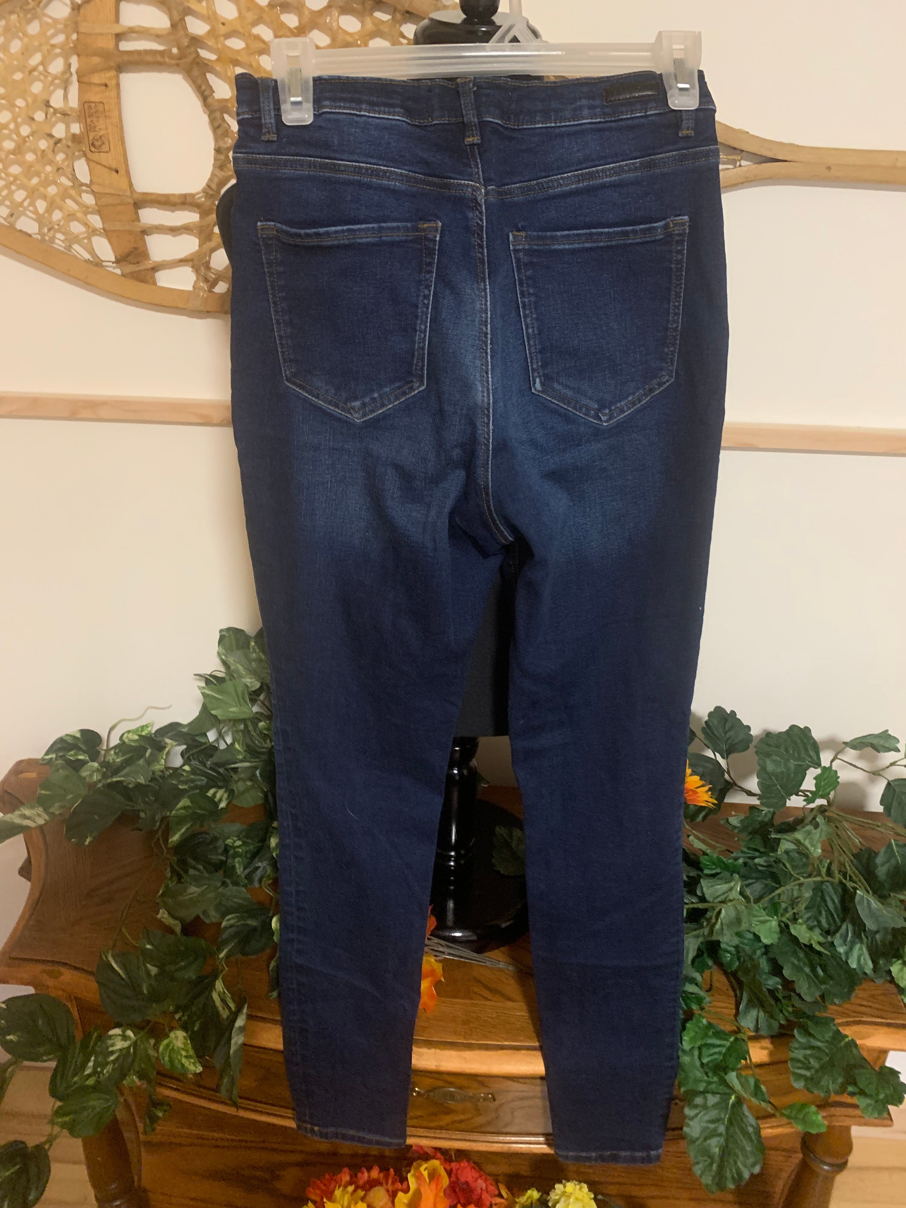 ARDENE SKINNY EIGHTYTWO JEANS - Consigned with VARDO Vintage & Valuables vvvardo.ca