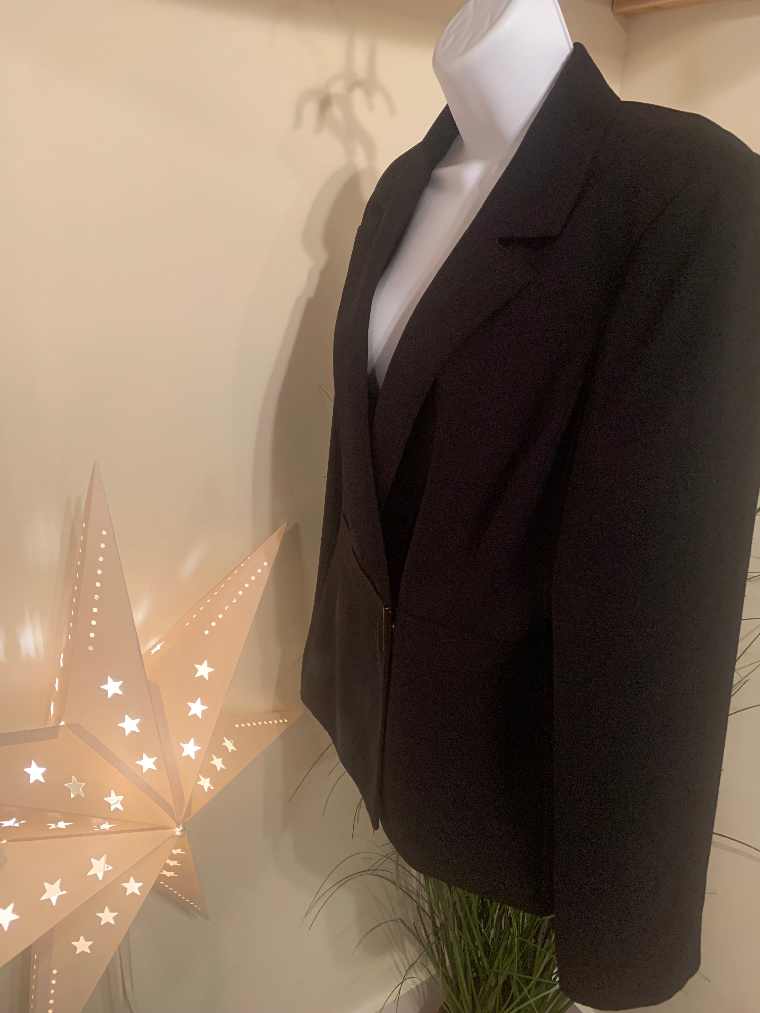 LIZ CLAIBORNE SUITS BLAZER - Consigned with VARDO Vintage & Valuables vvvardo.ca