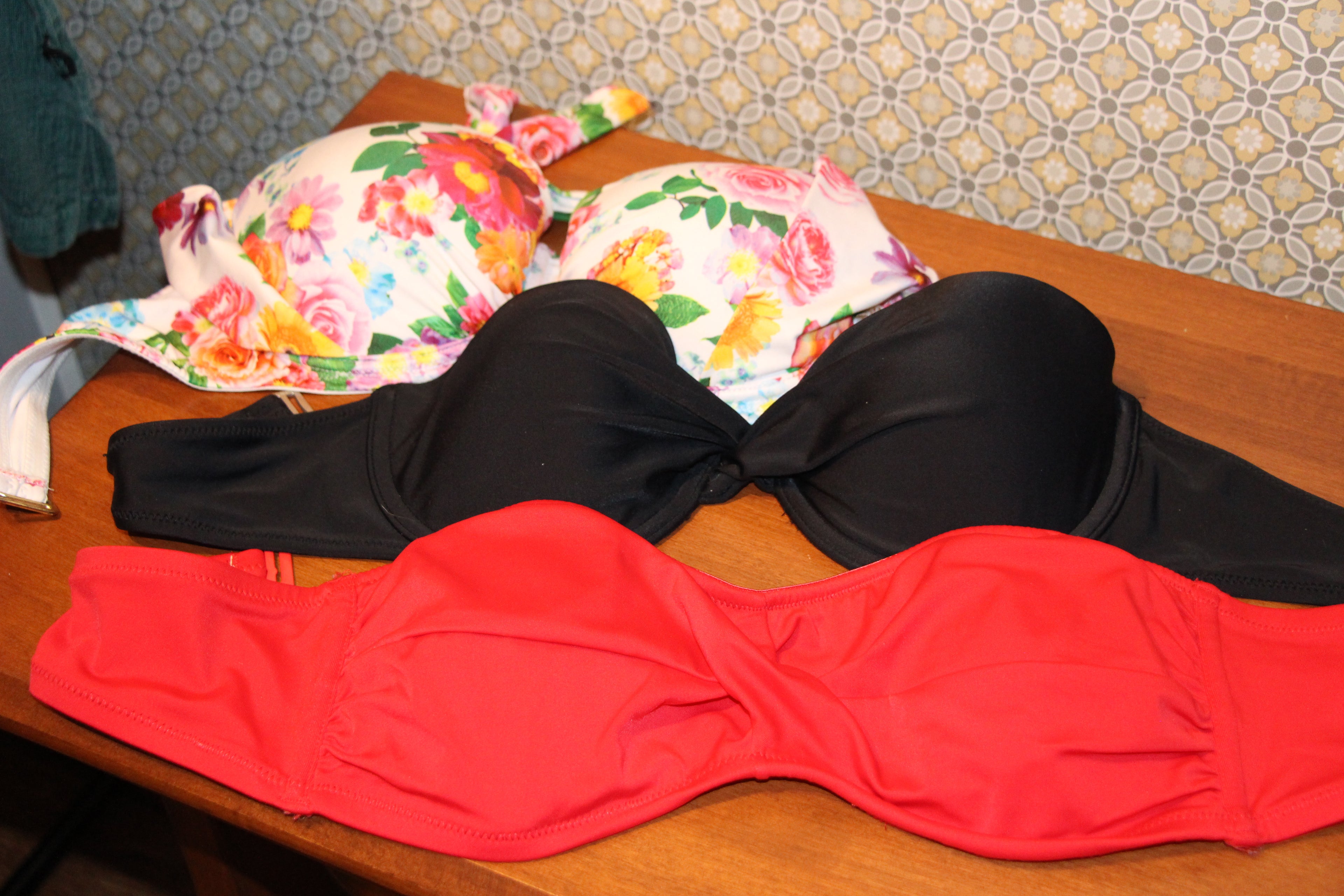 Size S La Vie En Rose Floral Pattern Neck Tie Back Closure Bikini Top Consignment