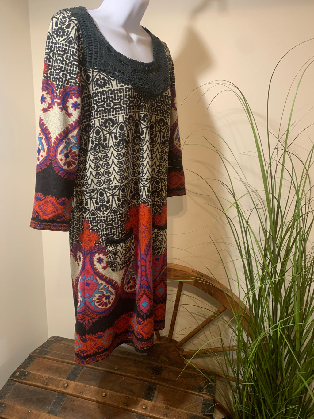 ONYX TUNIC DRESS- Consigned with VARDO Vintage & Valuables vvvardo.ca