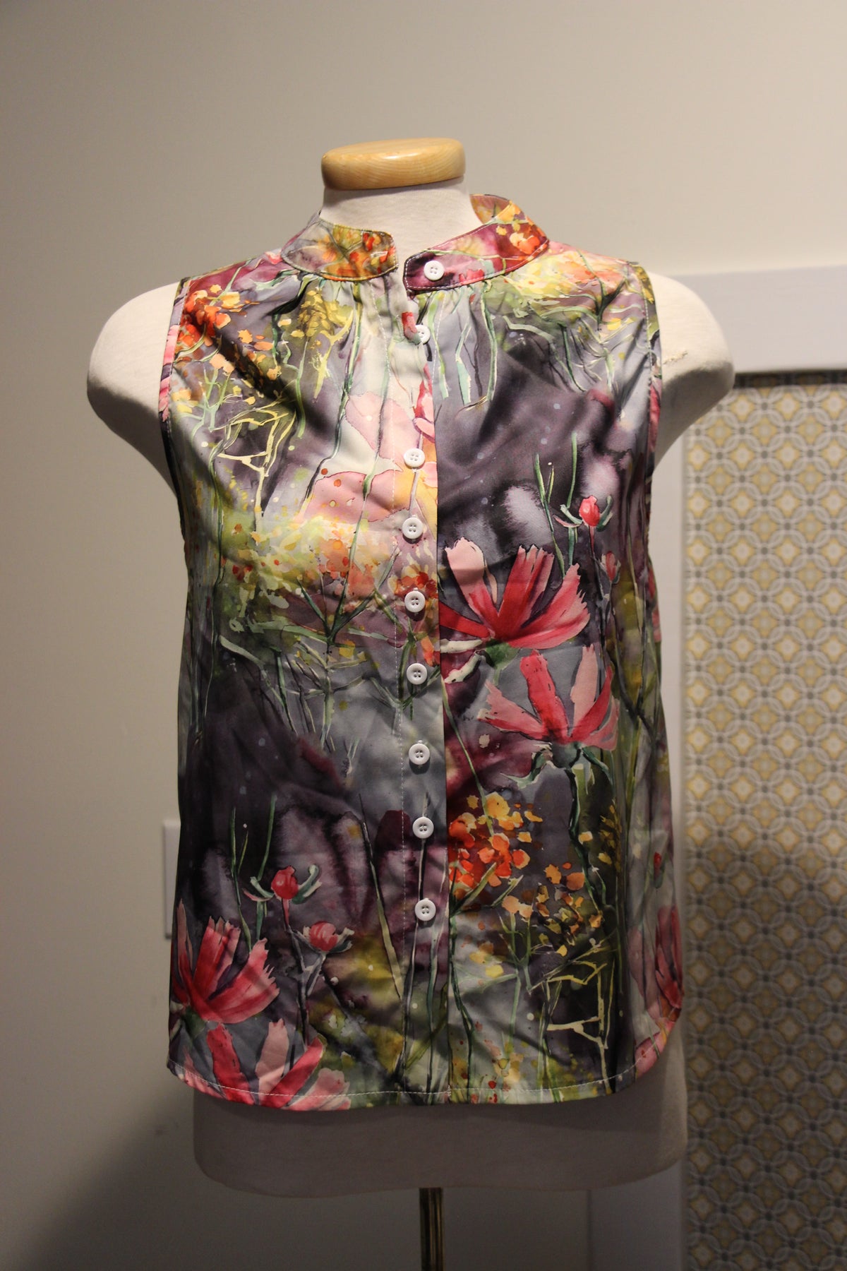 Size S Floral Sleeveless Button Up Blouse Consignment