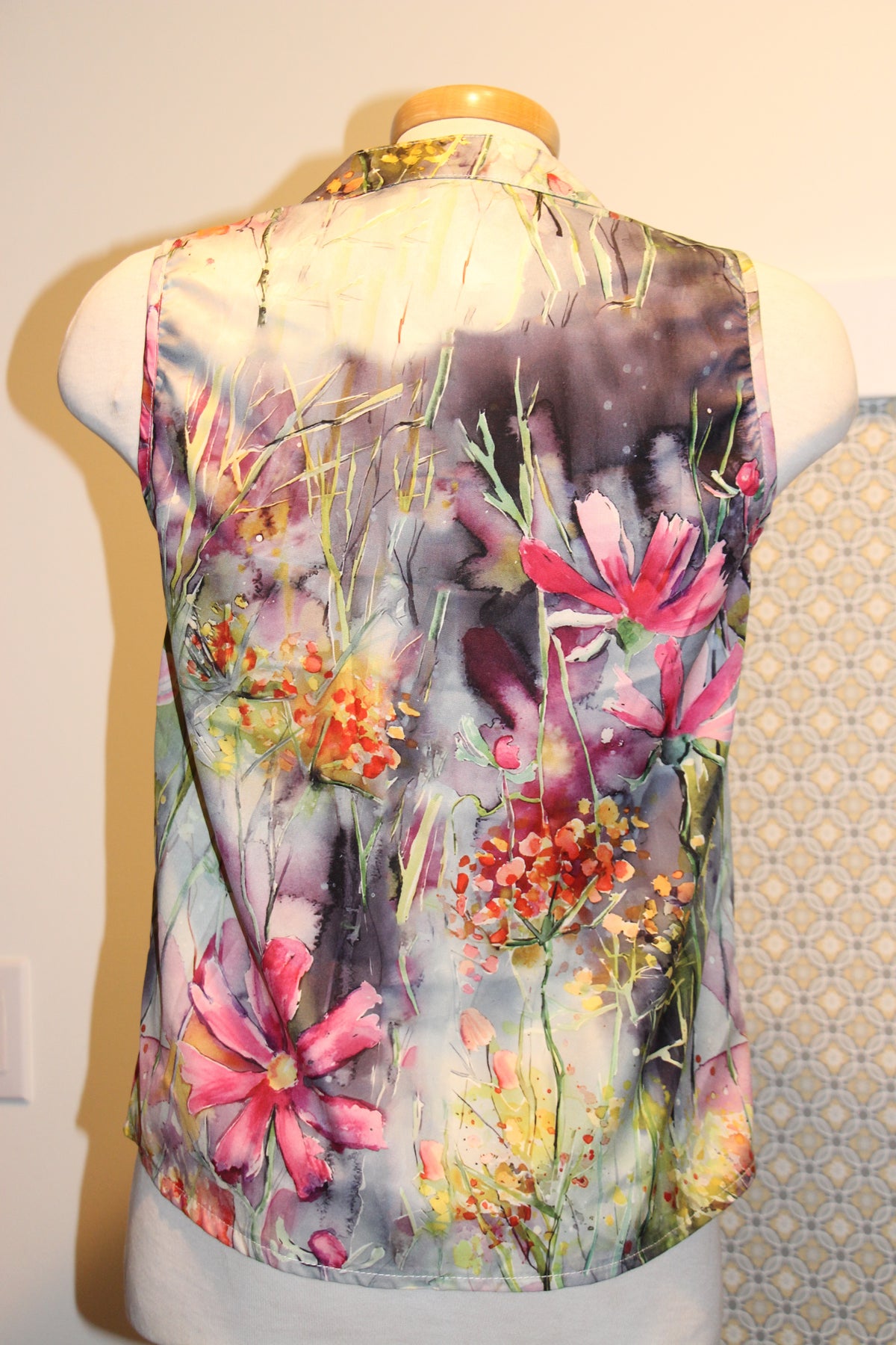 Size S Floral Sleeveless Button Up Blouse