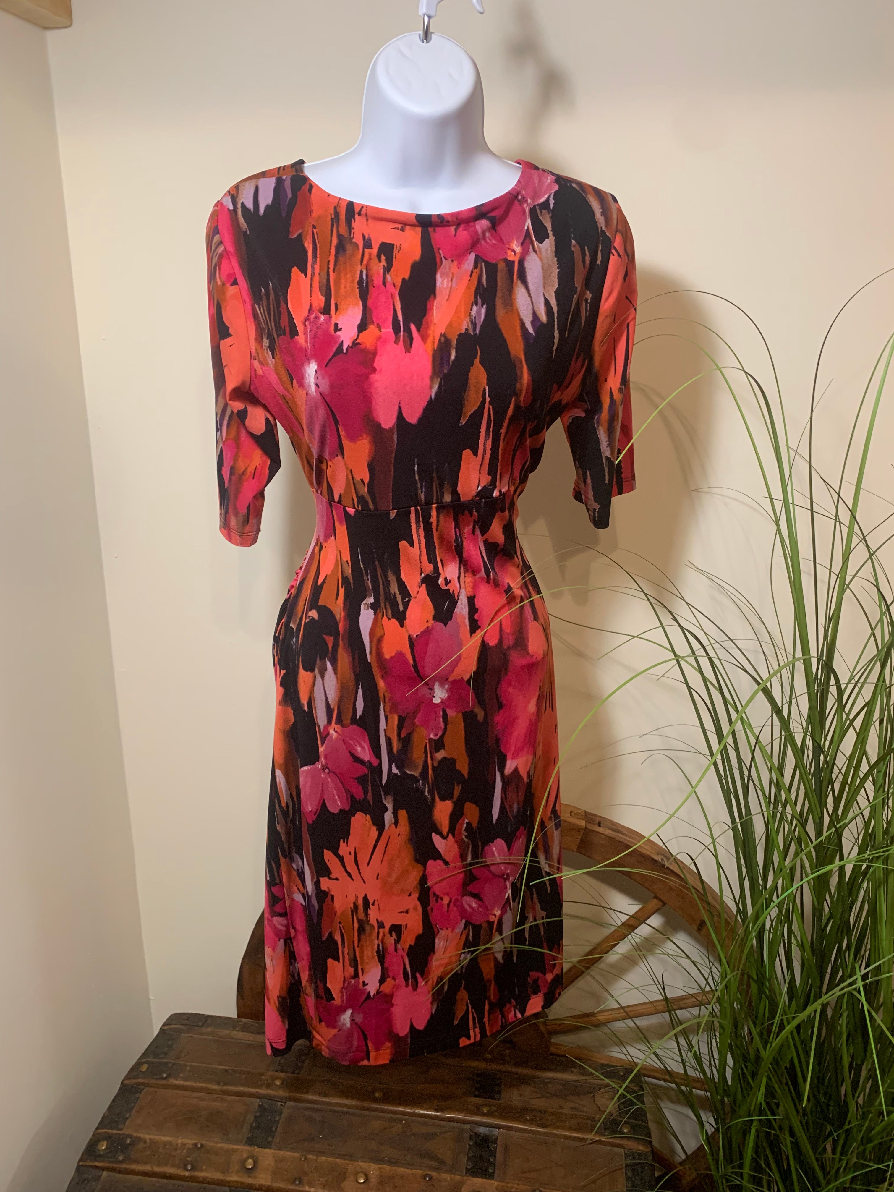 MAGGY LONDON FLORAL DRESS - Consigned with VARDO Vintage & Valuables vvvardo.ca