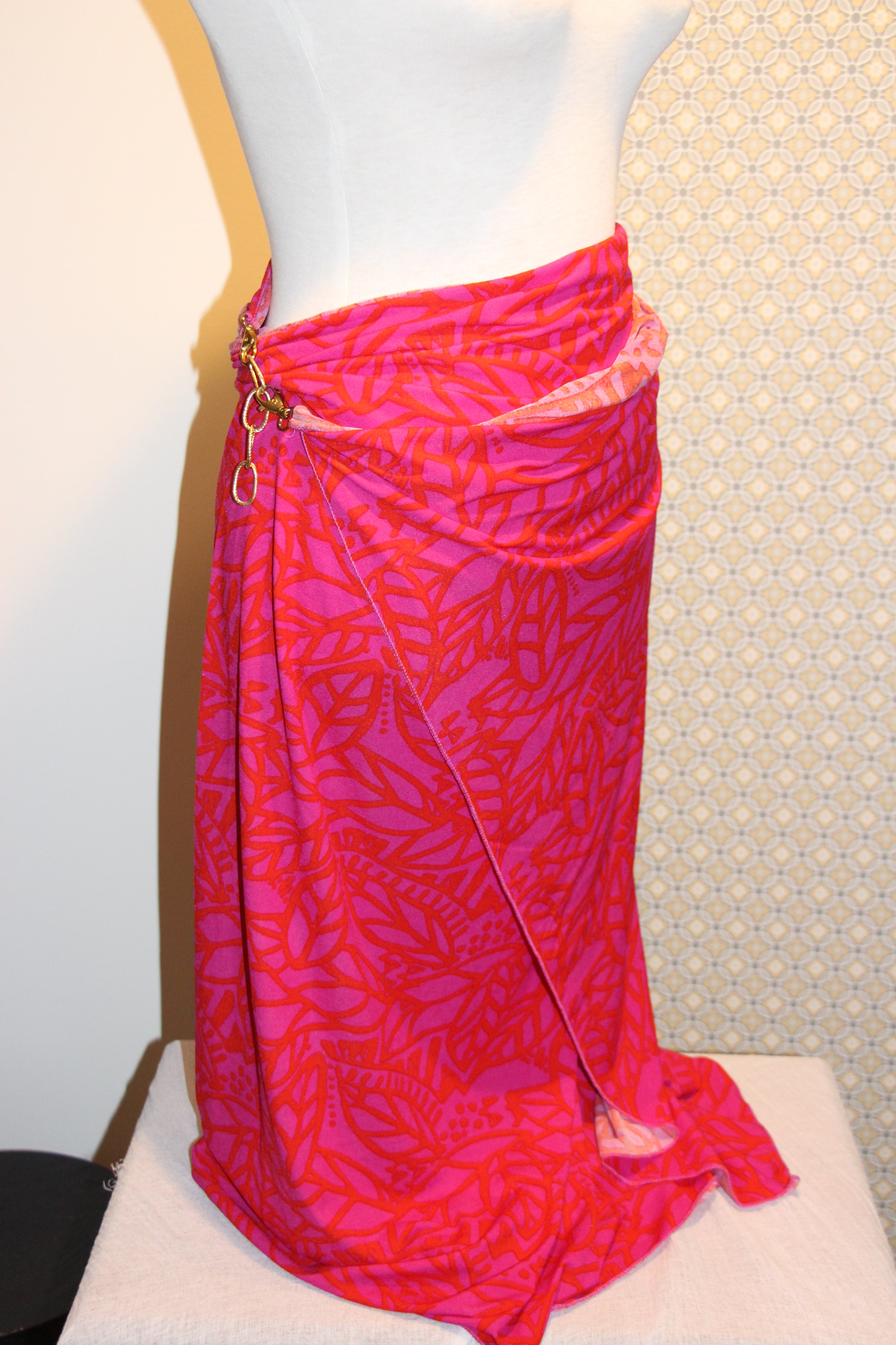 Lg Lavender and Red Tropical Print Wrap with Chain Clasp Closure