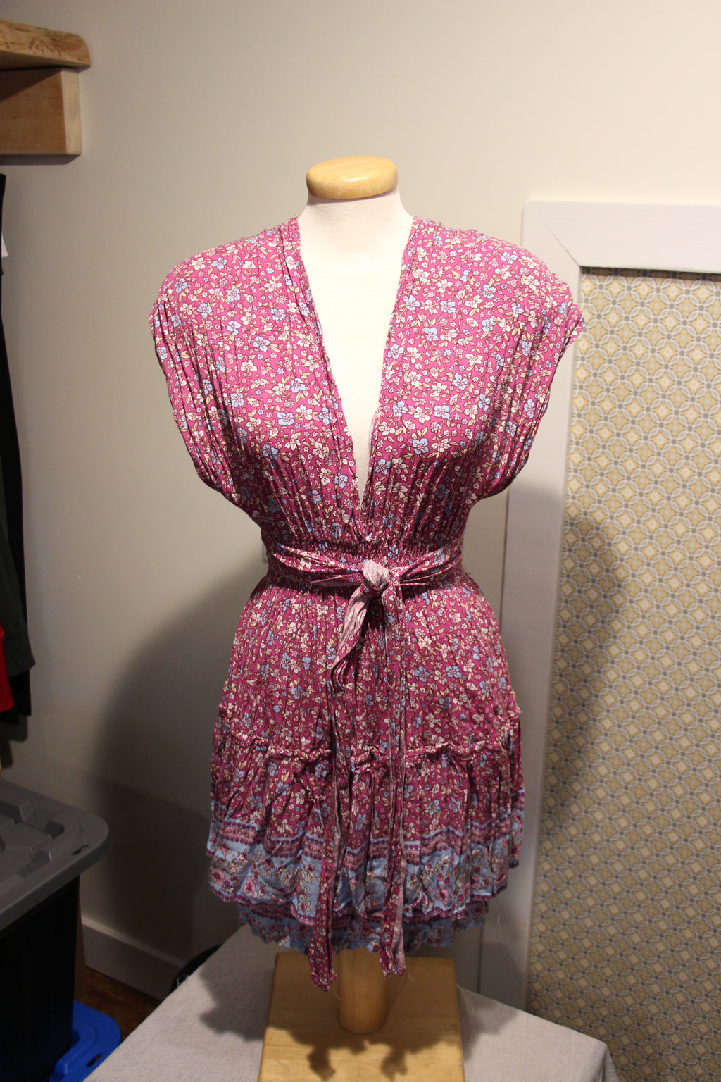 Consignment boutique, Mystic Rags 100% Rayon Long Tie Halter Multicoloured Floral Print Mini Dress