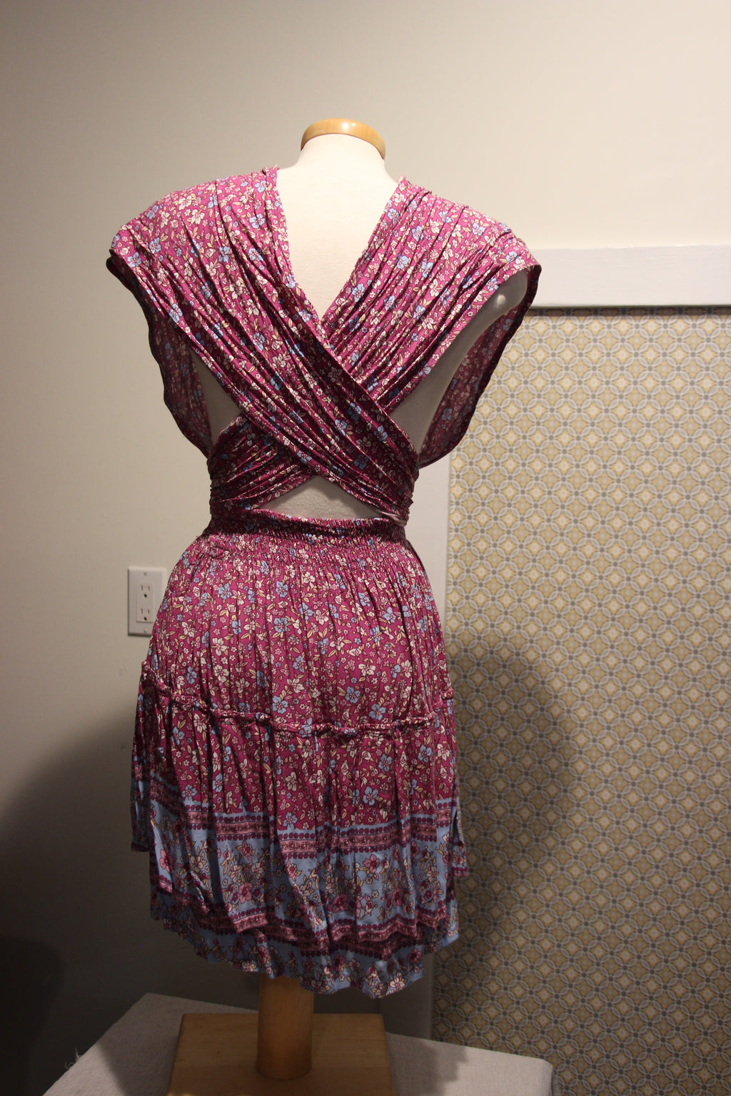 Consignment boutique, Mystic Rags 100% Rayon Long Tie Halter Multicoloured Floral Print Mini Dress