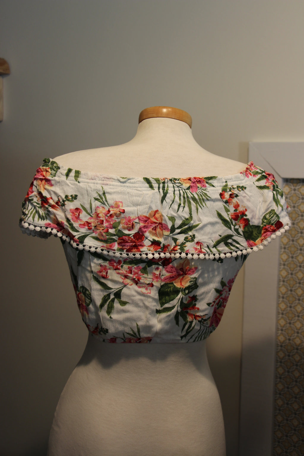 Size M Streetwear Society Floral Ruffled Sleeveless Halter Top Consignment