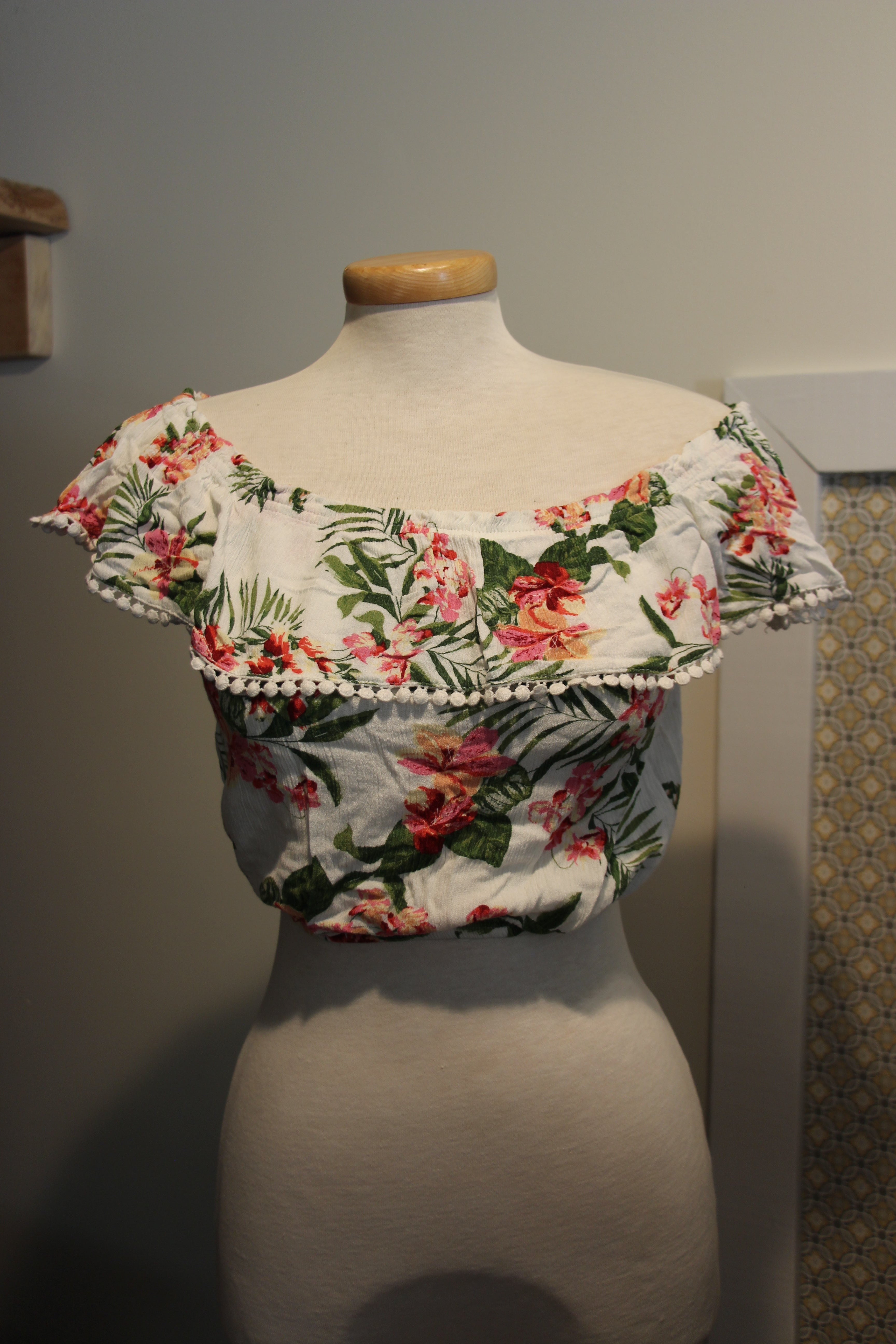 Size M Streetwear Society Floral Ruffled Sleeveless Halter Top