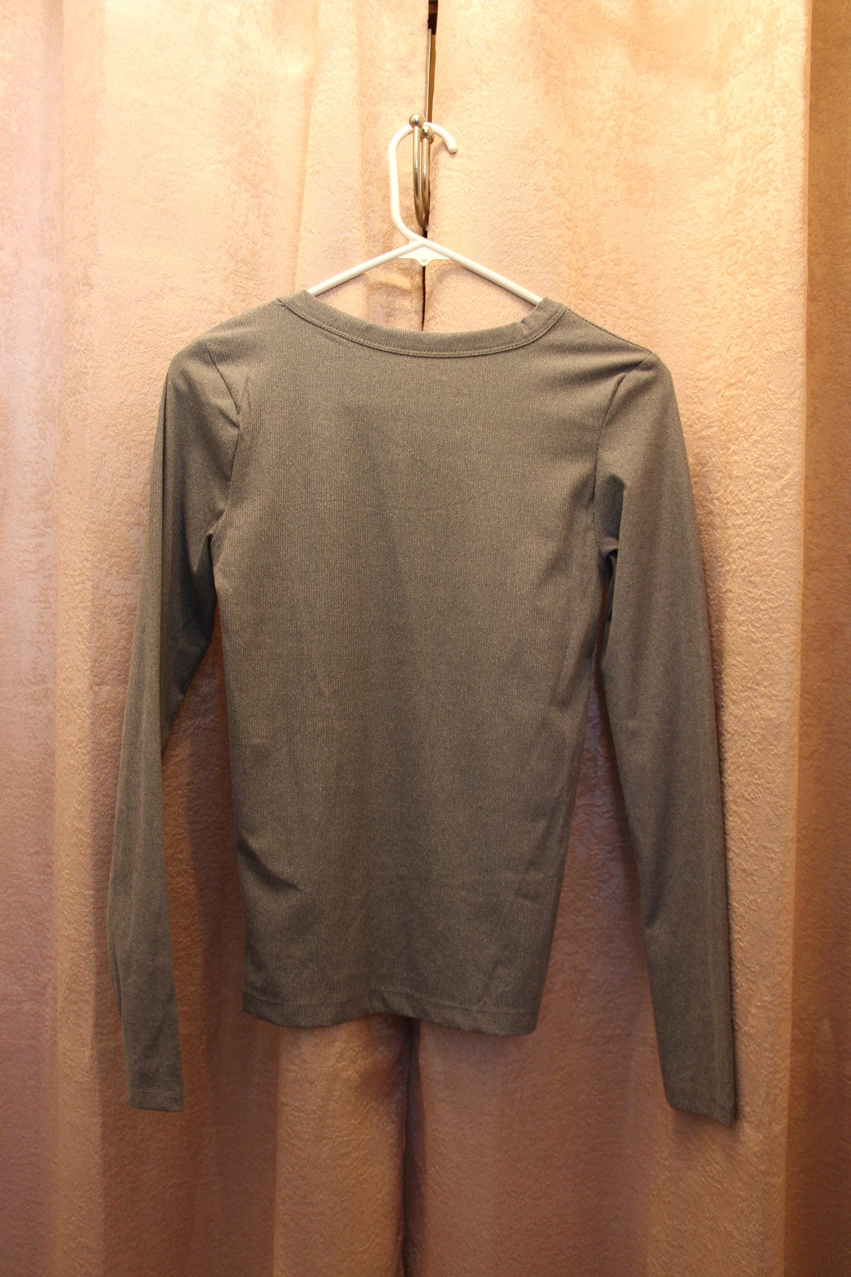 Back of the Rebel Sugar Ribbed Grey Long Sleeve Shirt - Grey (Women's Small) on consignment