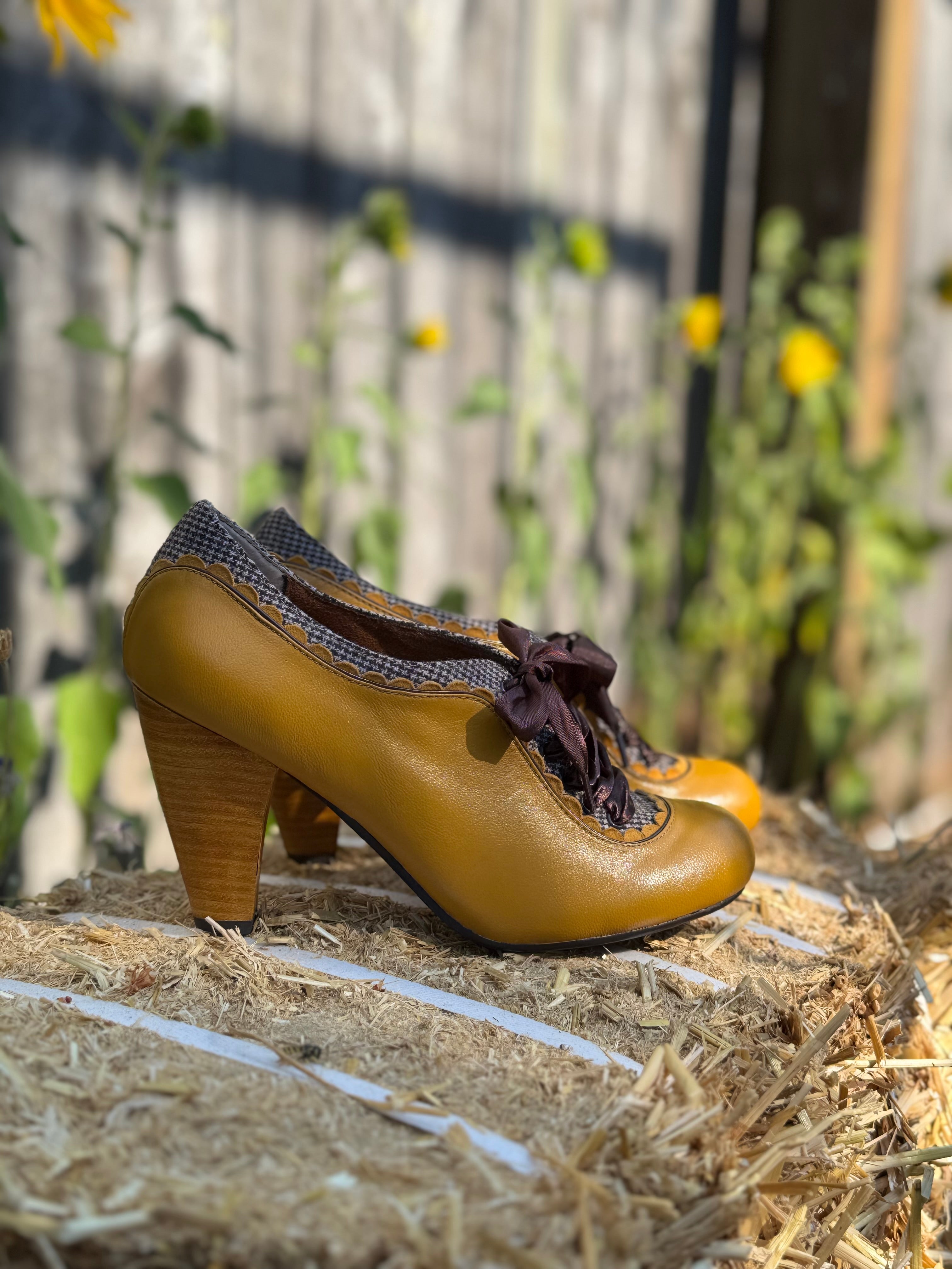 Poetic Licence "Backlash" Leather Heels- Consigned with VARDO Vintage & Valuables vvvardo.ca