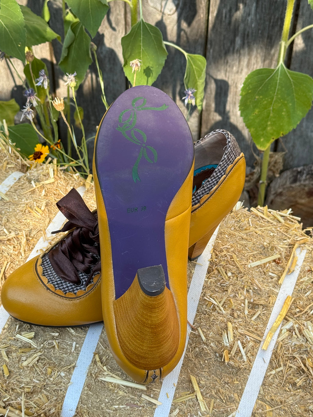 Poetic Licence "Backlash" Leather Heels- Consigned with VARDO Vintage & Valuables vvvardo.ca