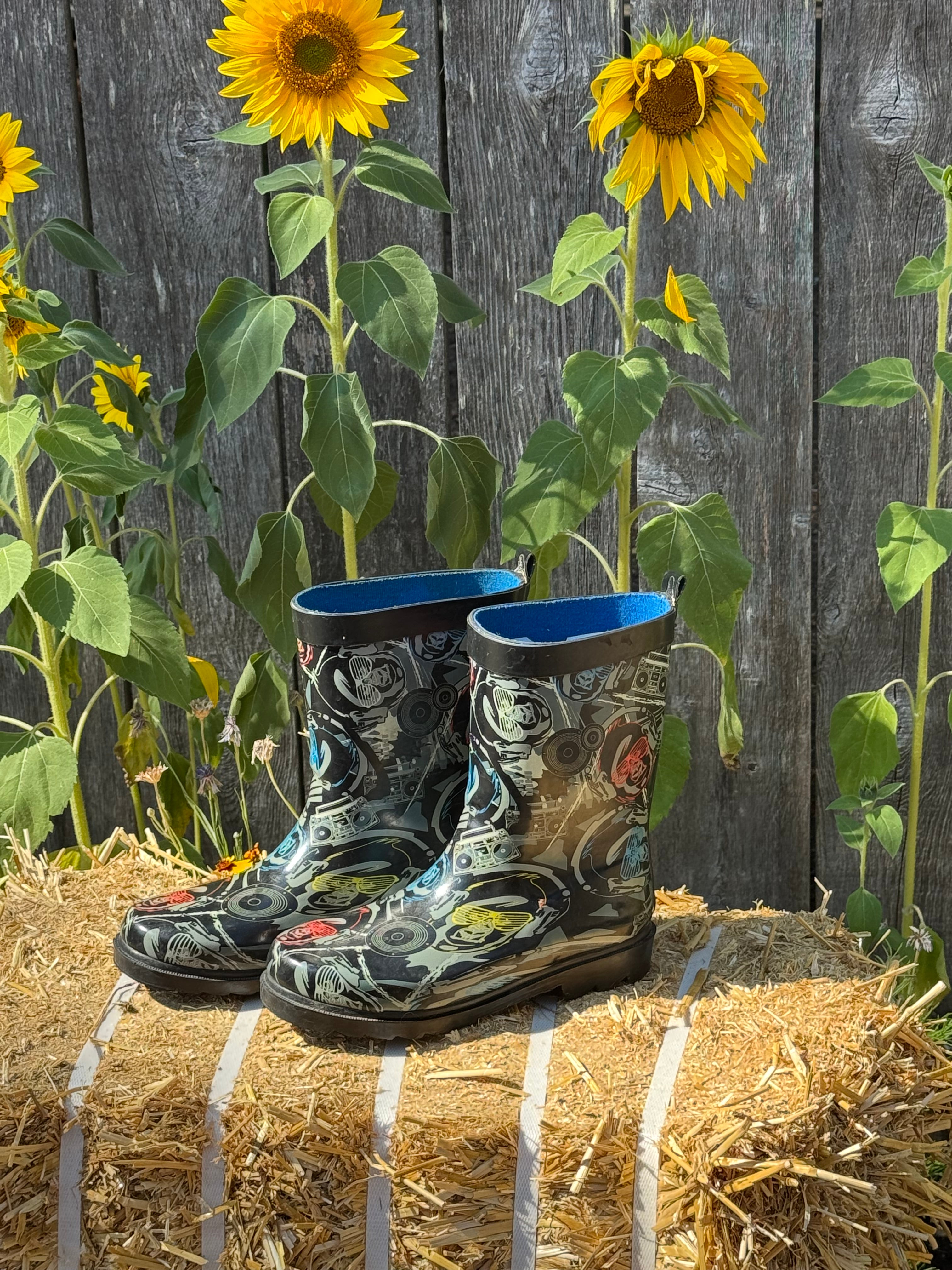 RAIN-BOOTS fun print for kids- Consigned with VARDO Vintage & Valuables vvvardo.ca