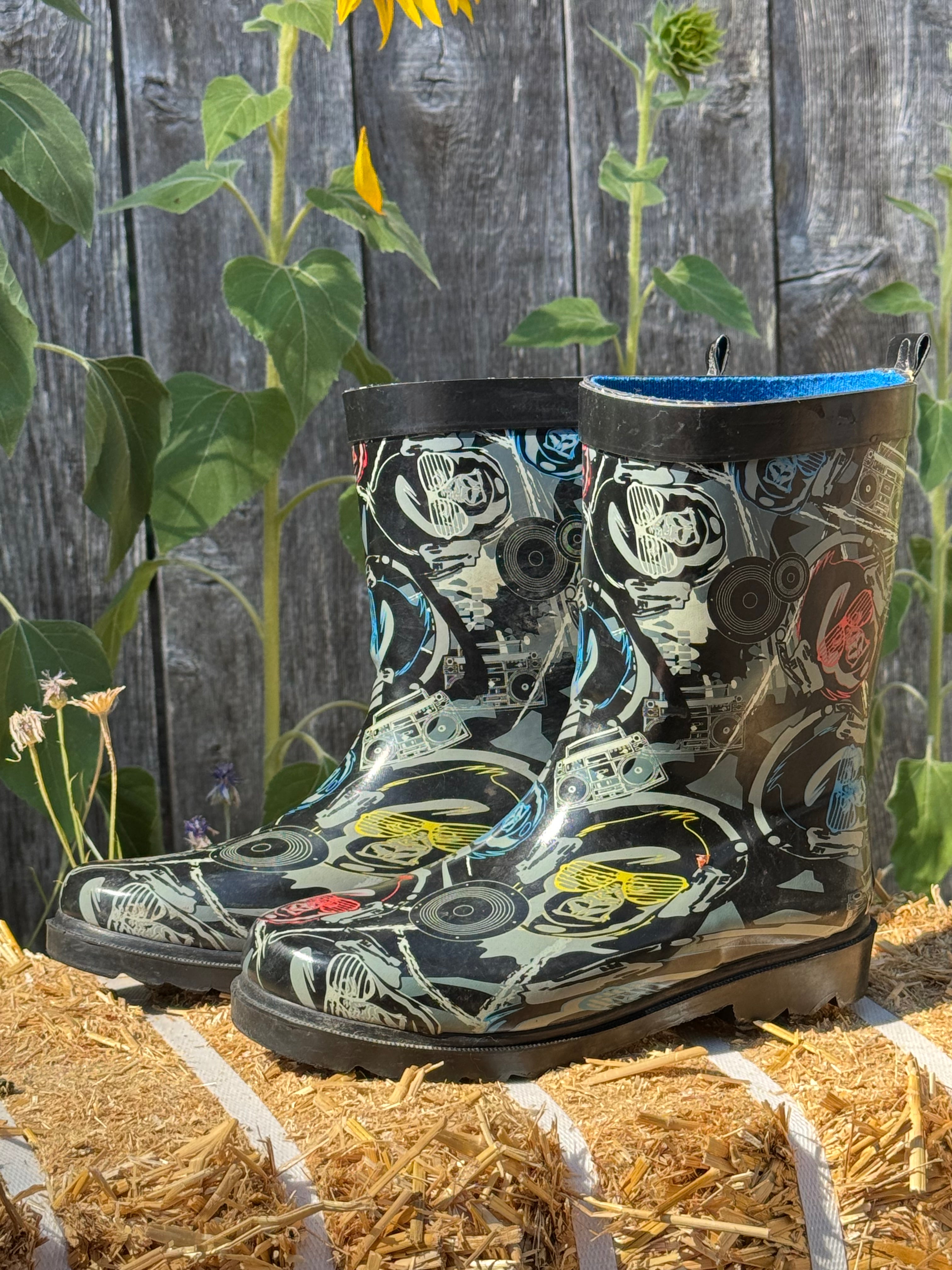 RAIN-BOOTS fun print for kids- Consigned with VARDO Vintage & Valuables vvvardo.ca