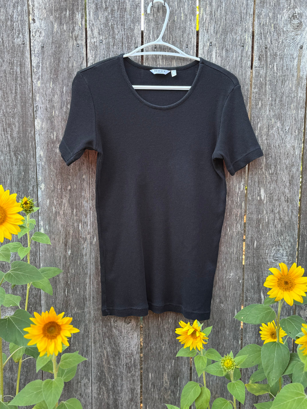 MEXX ribbed black T-Shirt- Consigned with VARDO Vintage & Valuables vvvardo.ca