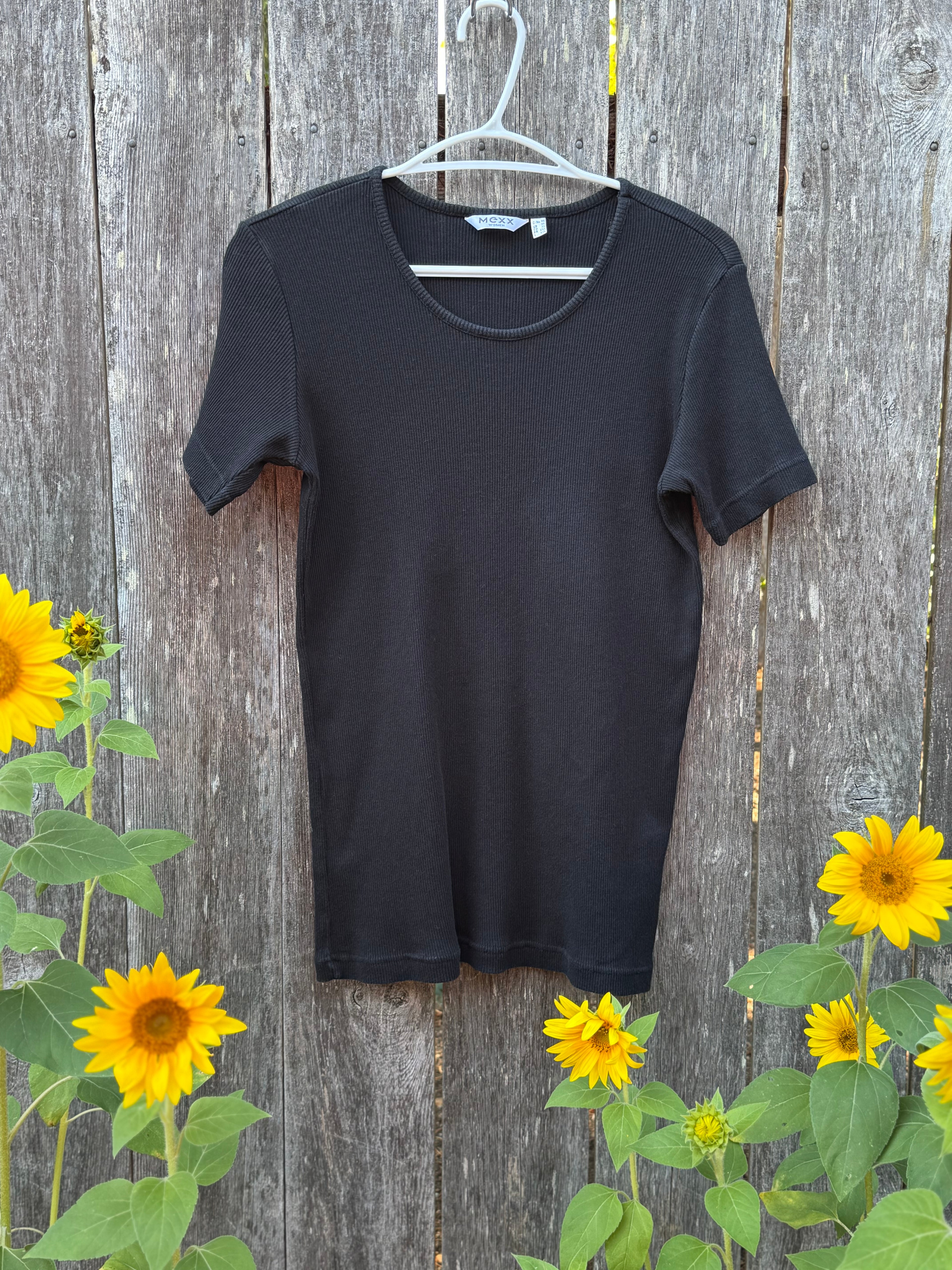 MEXX ribbed black T-Shirt- Consigned with VARDO Vintage & Valuables vvvardo.ca