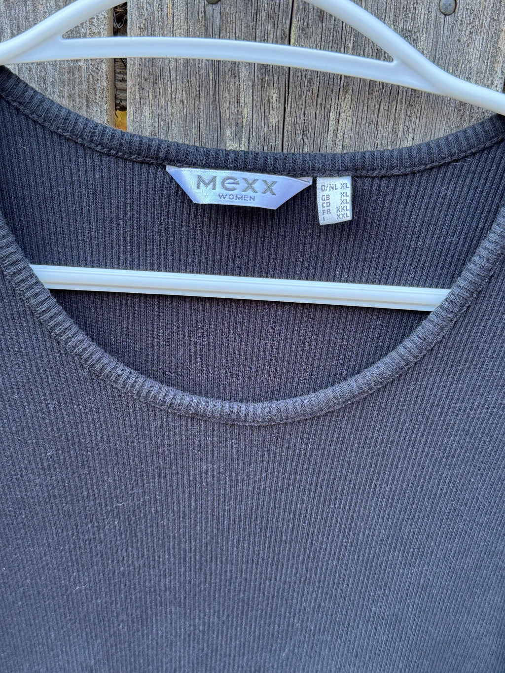 MEXX ribbed black T-Shirt- Consigned with VARDO Vintage & Valuables vvvardo.ca