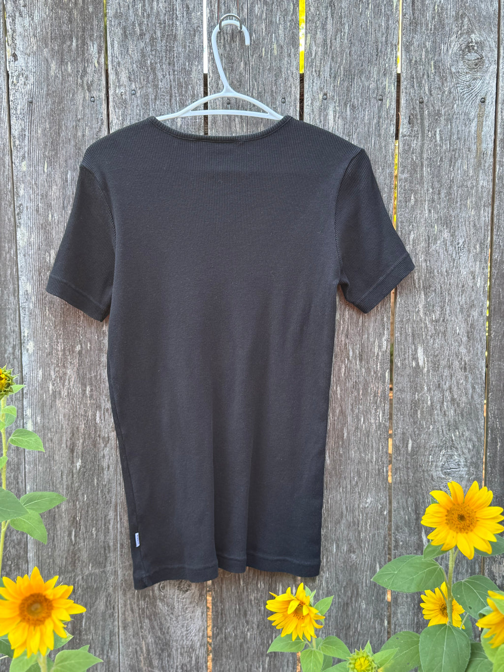 MEXX ribbed black T-Shirt- Consigned with VARDO Vintage & Valuables vvvardo.ca