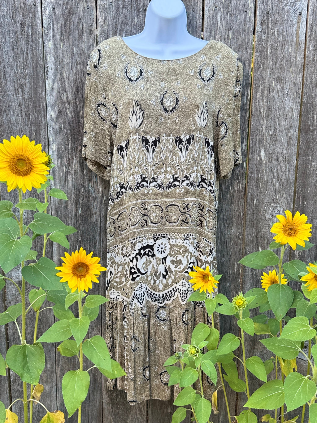 Short Sleeve Dress- Consigned with VARDO Vintage & Valuables vvvardo.ca