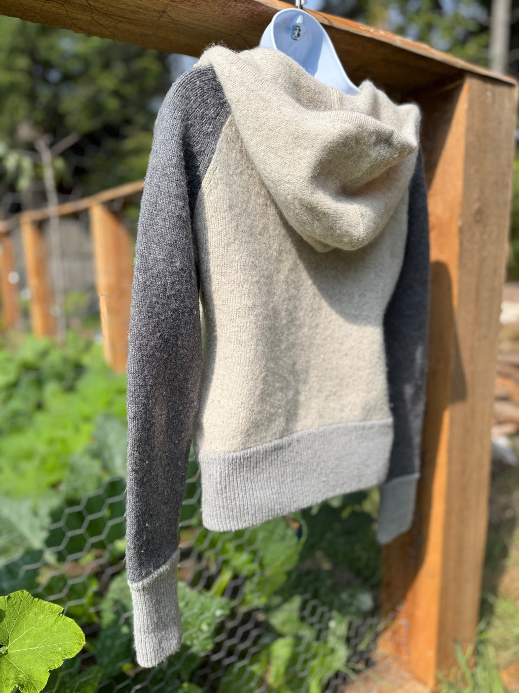 NIKE zip-up sweater hoodie- Consigned with VARDO Vintage & Valuables vvvardo.ca