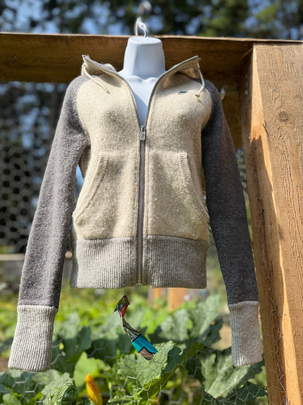 NIKE zip-up sweater hoodie- Consigned with VARDO Vintage & Valuables vvvardo.ca