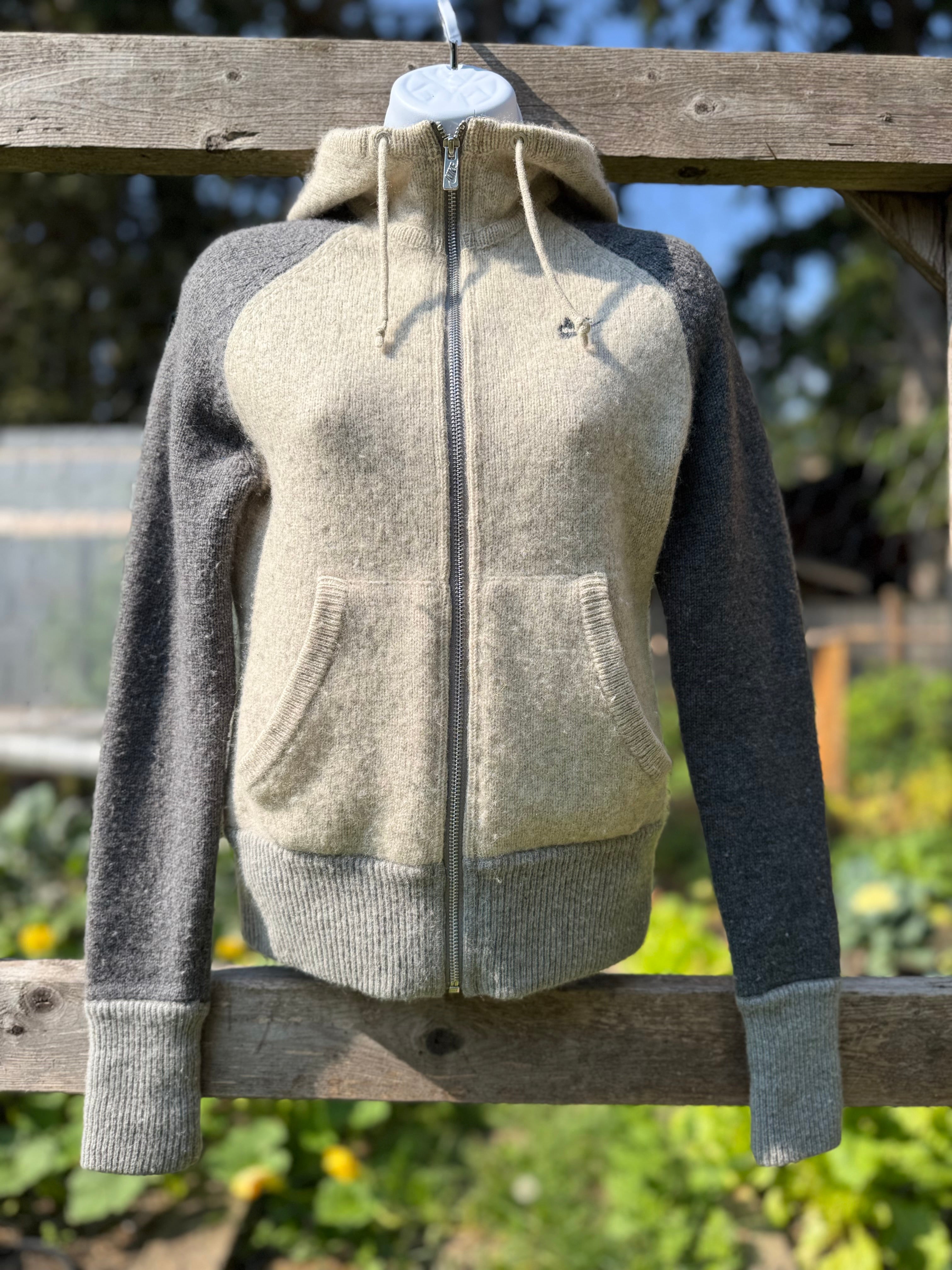 NIKE zip-up sweater hoodie- Consigned with VARDO Vintage & Valuables vvvardo.ca