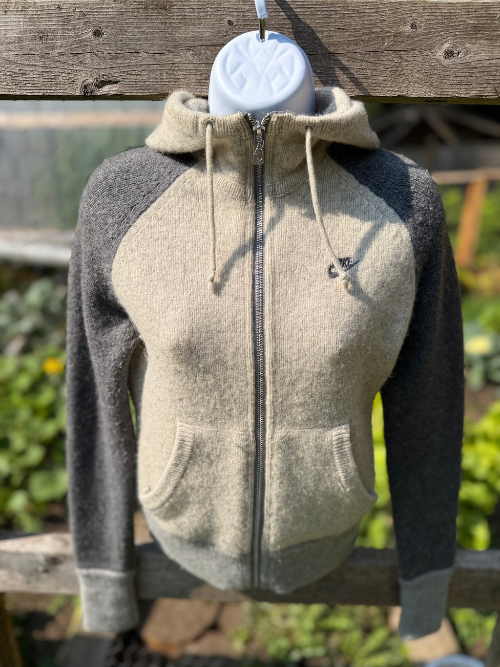 NIKE zip-up sweater hoodie- Consigned with VARDO Vintage & Valuables vvvardo.ca