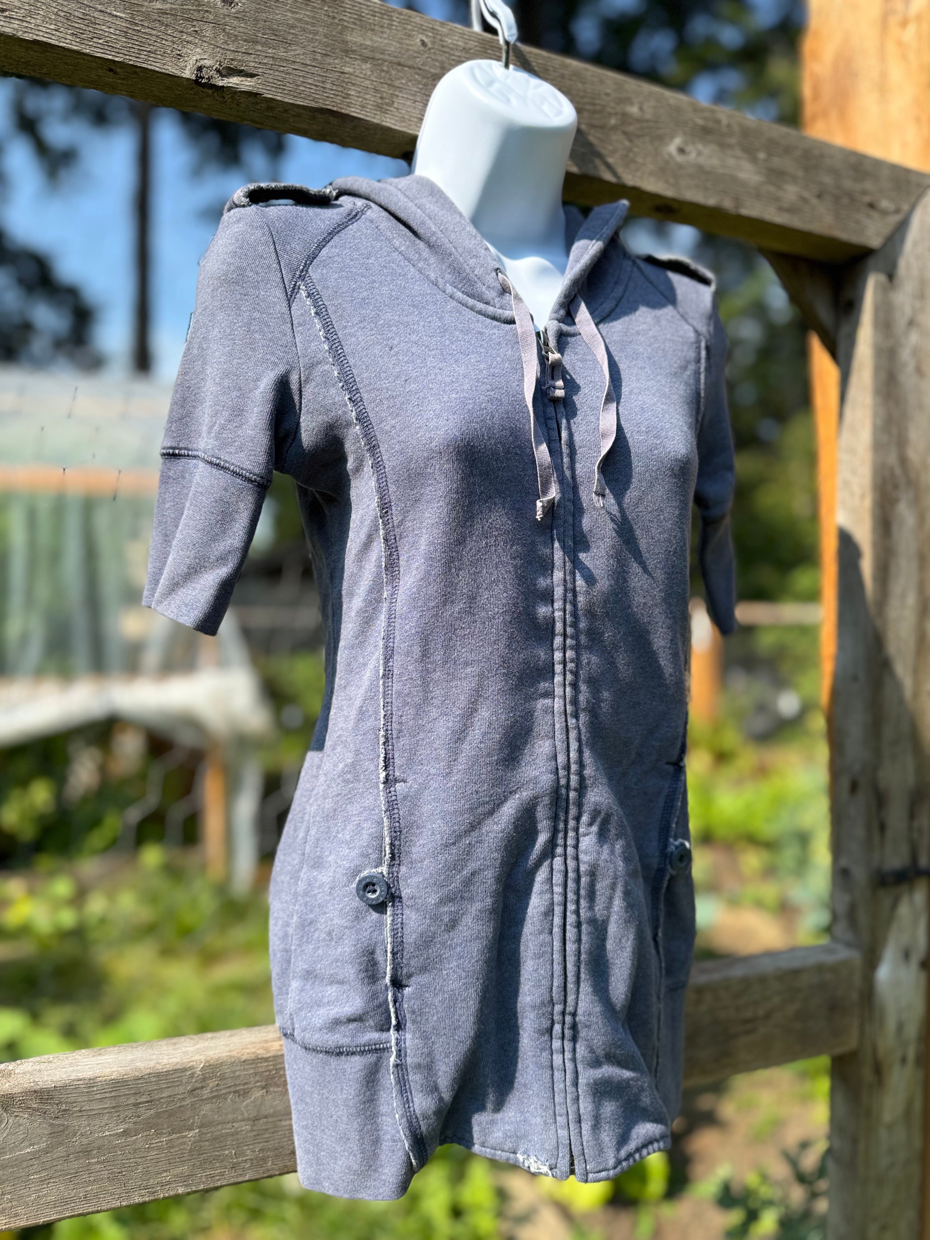 TNA Short Sleeve Zip-up Hoodie- Consigned with VARDO Vintage & Valuables vvvardo.ca