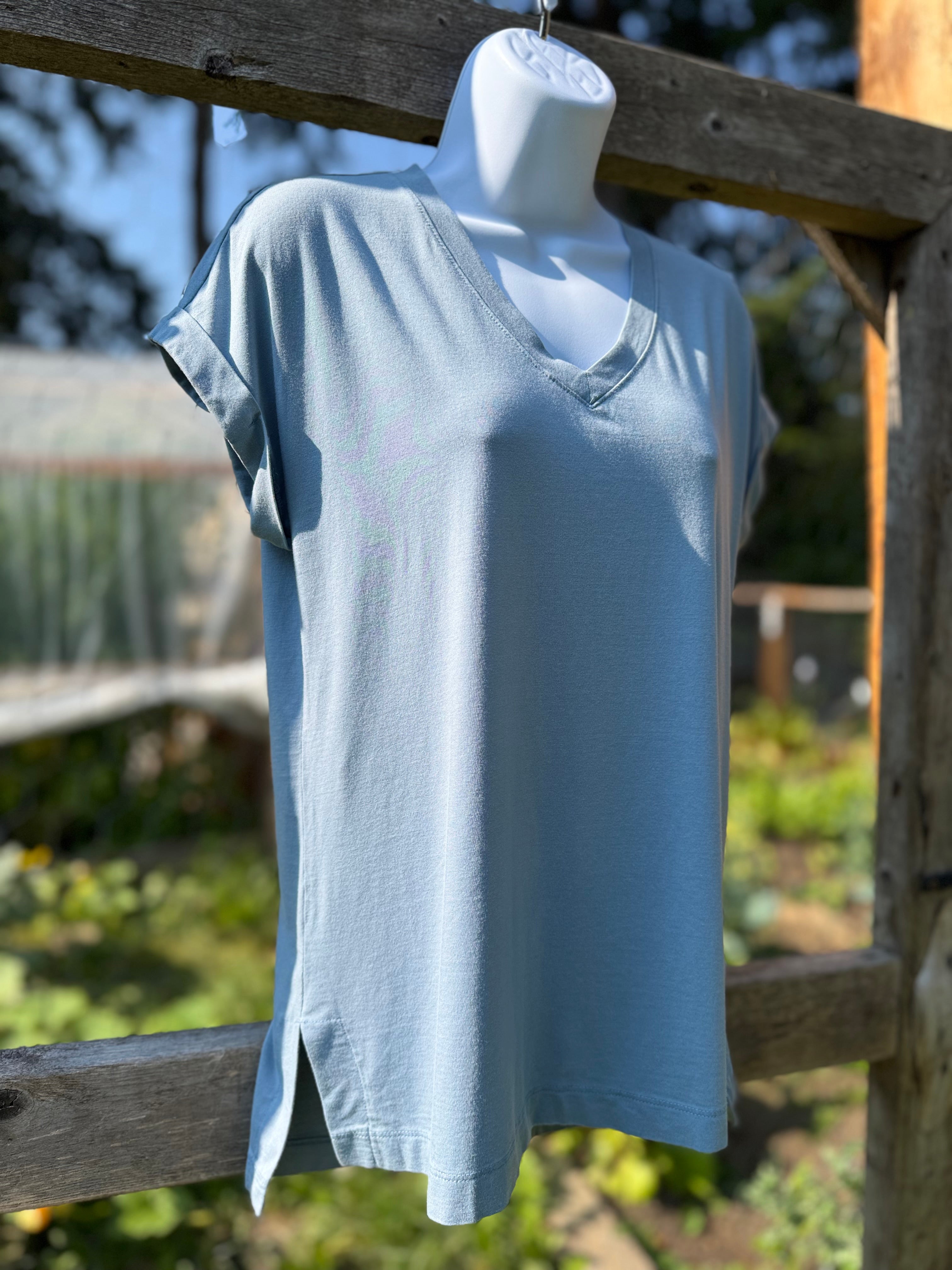 BANANA REPUBLIC V-neck short sleeve shirt- Consigned with VARDO Vintage & Valuables vvvardo.ca