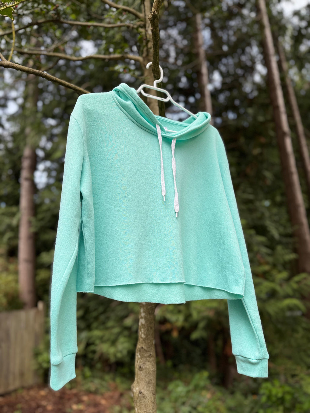 SWS ACTIVE cropped hoodie- Consigned with VARDO Vintage & Valuables vvvardo.ca