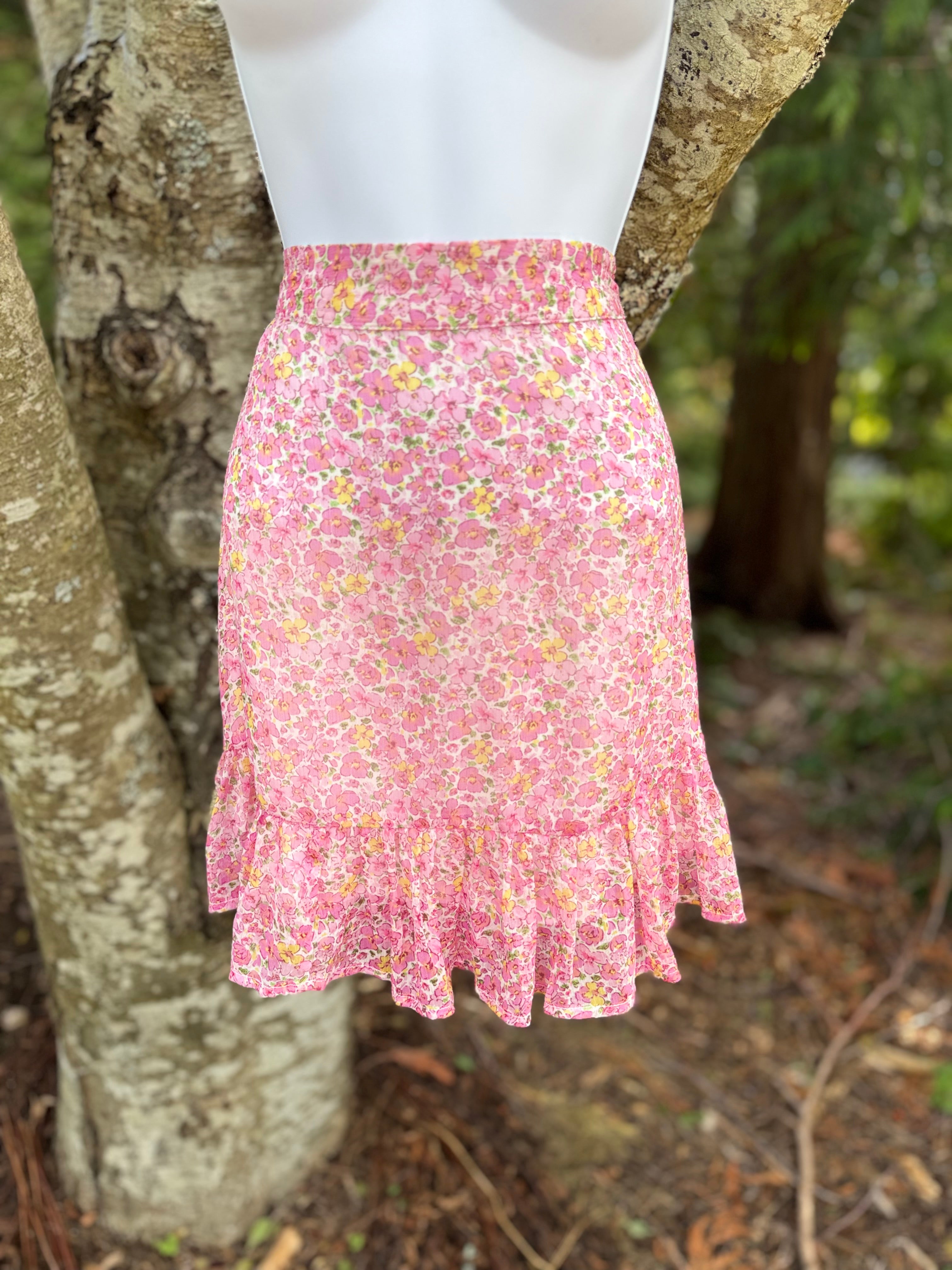 VERO MODA short floral skirt- Consigned with VARDO Vintage & Valuables vvvardo.ca