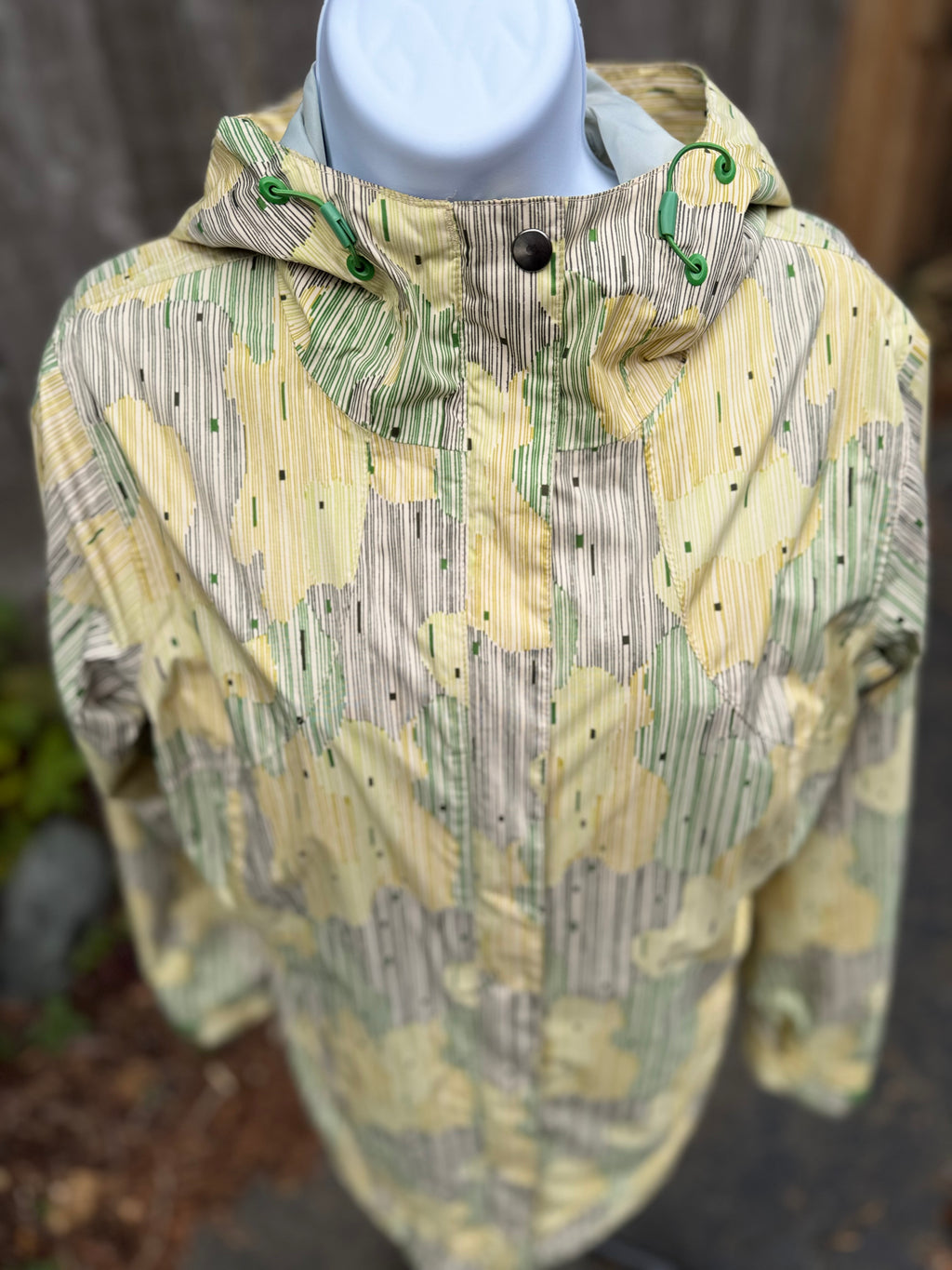 COLUMBIA Rain Jacket - Consigned with VARDO Vintage & Valuables vvvardo.ca