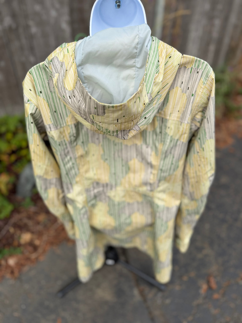 COLUMBIA Rain Jacket - Consigned with VARDO Vintage & Valuables vvvardo.ca