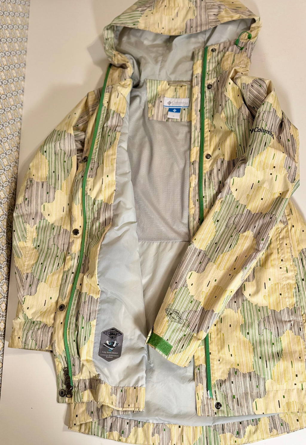 COLUMBIA Rain Jacket - Consigned with VARDO Vintage & Valuables vvvardo.ca