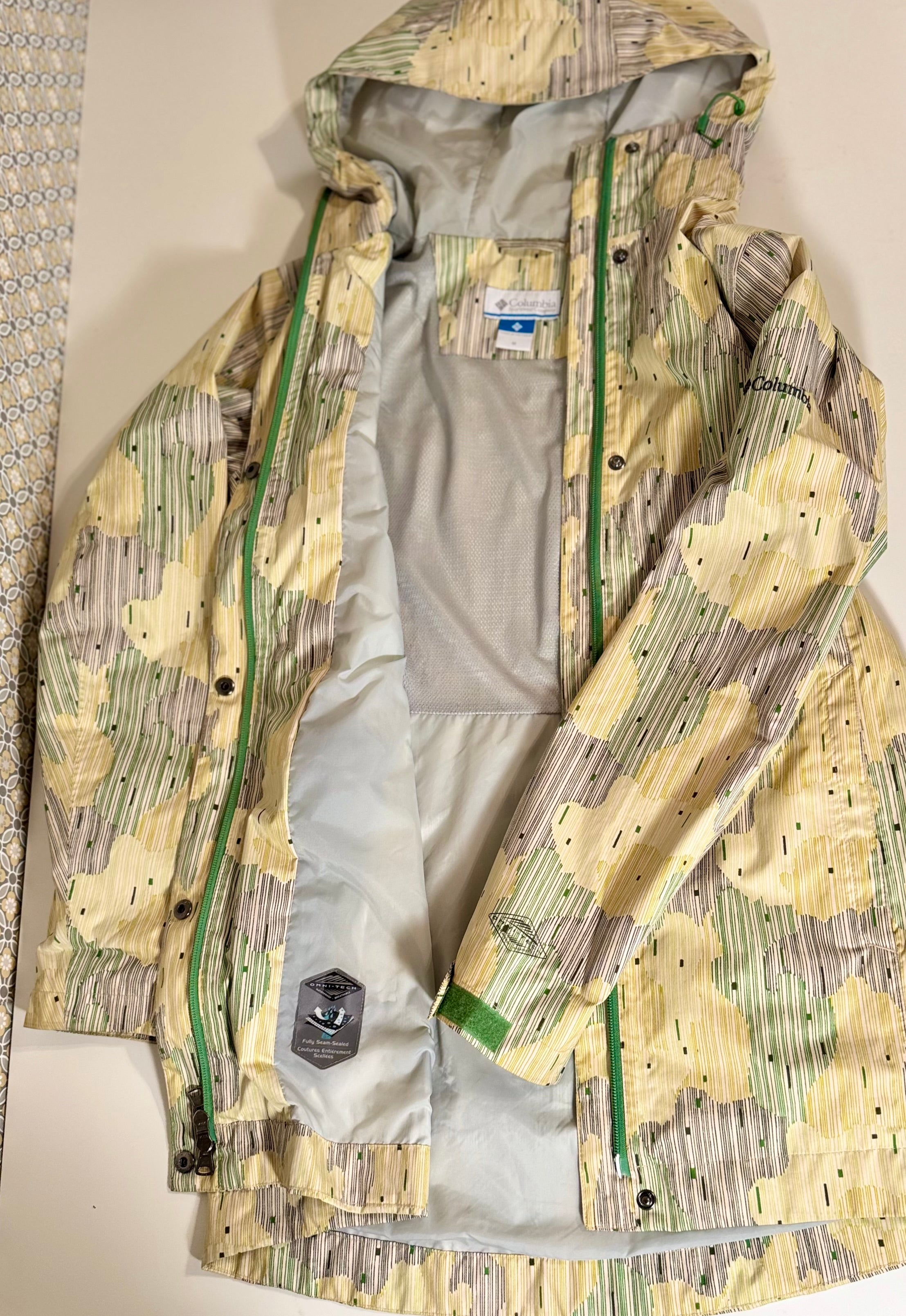 COLUMBIA Rain Jacket - Consigned with VARDO Vintage & Valuables vvvardo.ca