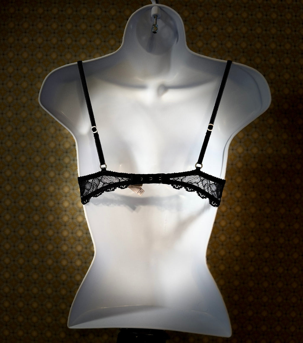 VICTORIA'S SECRET PLUNGE BRA - Consigned with VARDO Vintage & Valuables vvvardo.ca