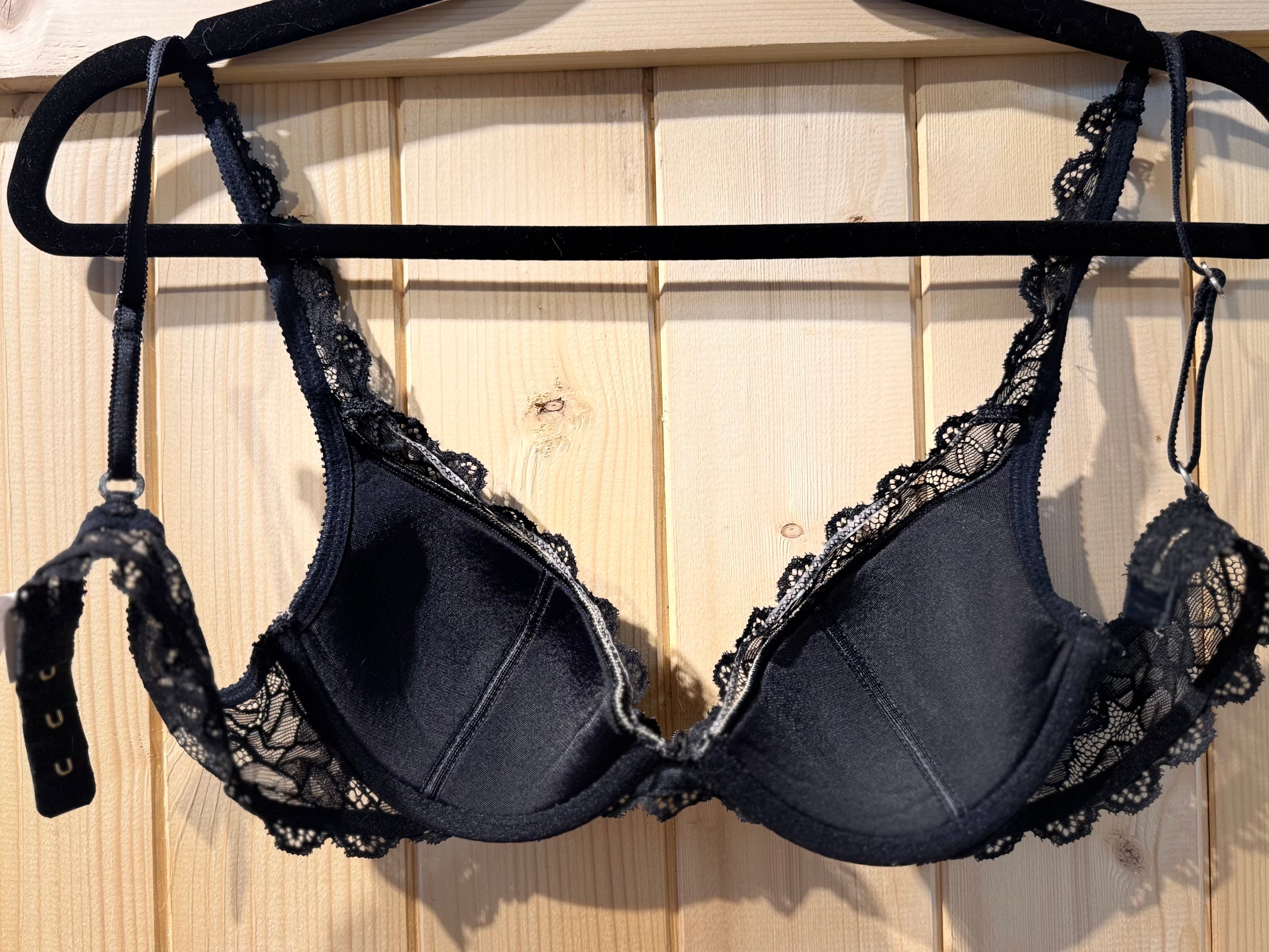 VICTORIA'S SECRET PLUNGE BRA - Consigned with VARDO Vintage & Valuables vvvardo.ca