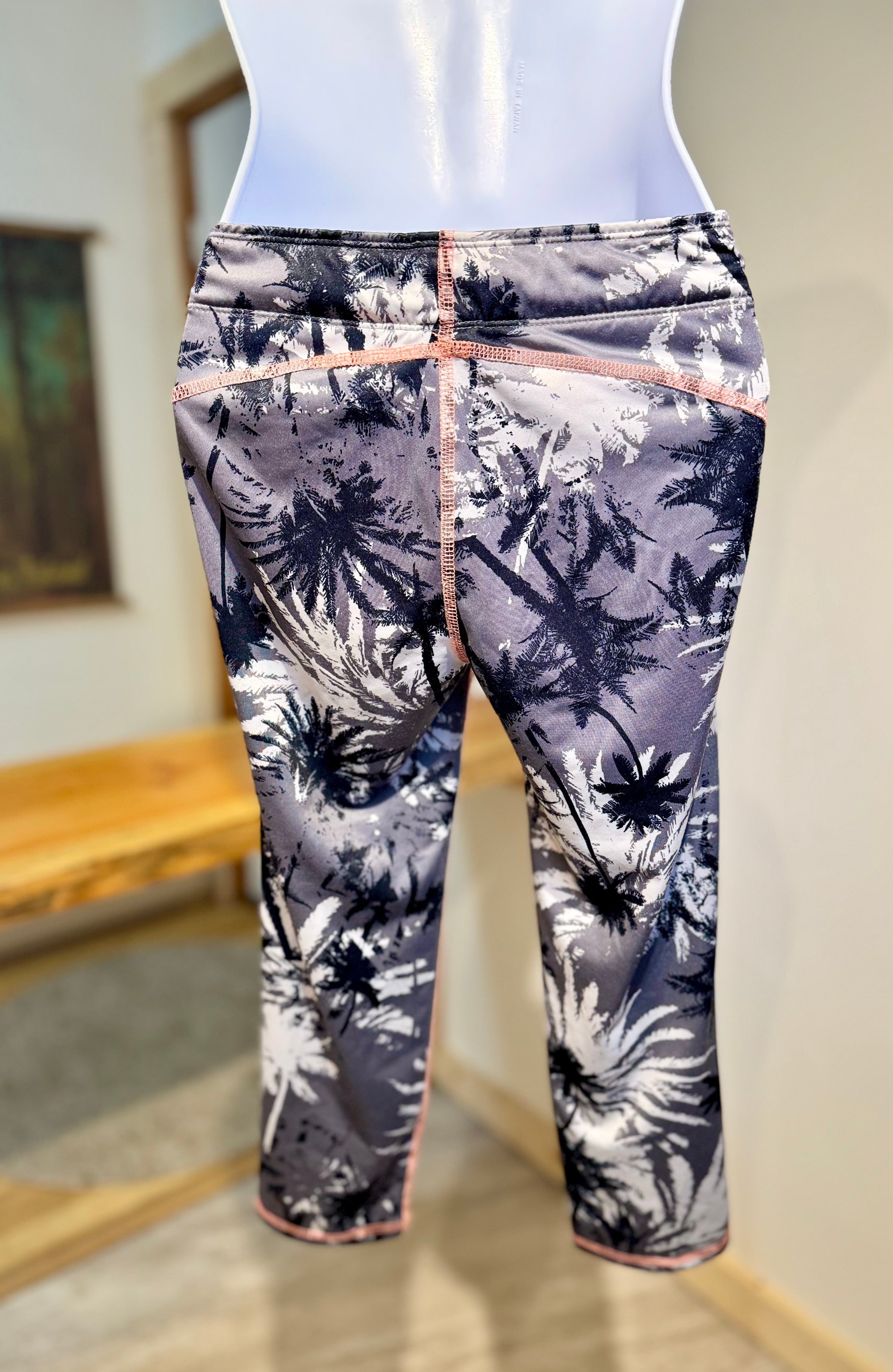 G21 Exercise Capris- Consigned with VARDO Vintage & Valuables vvvardo.ca