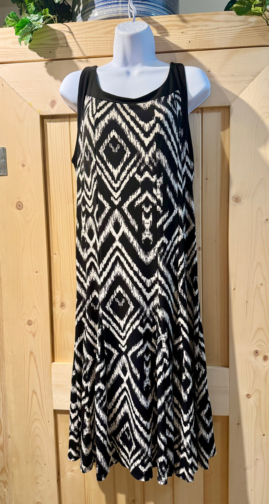 SLEEVELESS DRESS - Consigned with VARDO Vintage & Valuables vvvardo.ca