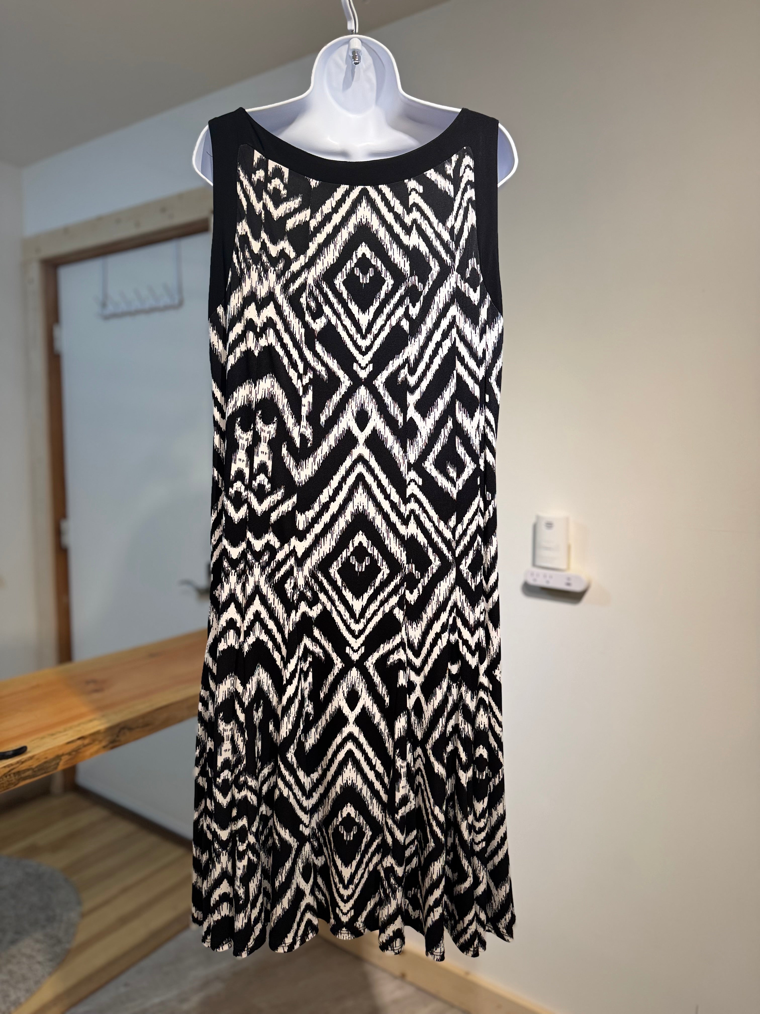 SLEEVELESS DRESS - Consigned with VARDO Vintage & Valuables vvvardo.ca