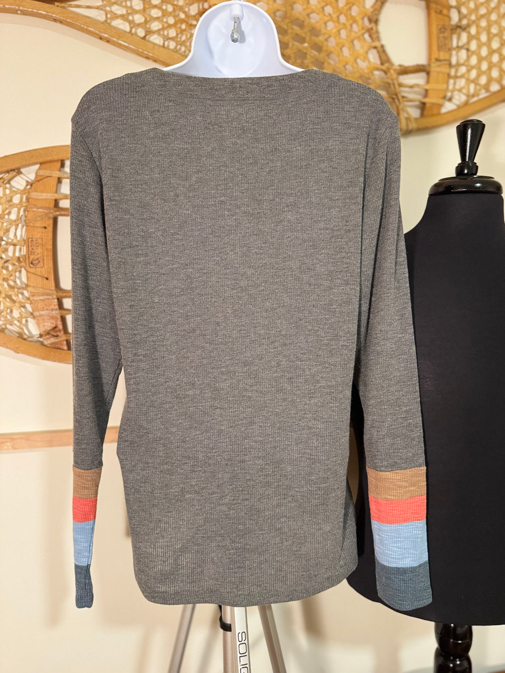 24/7 MAURICES Henley Top - Consigned with VARDO Vintage & Valuables vvvardo.ca