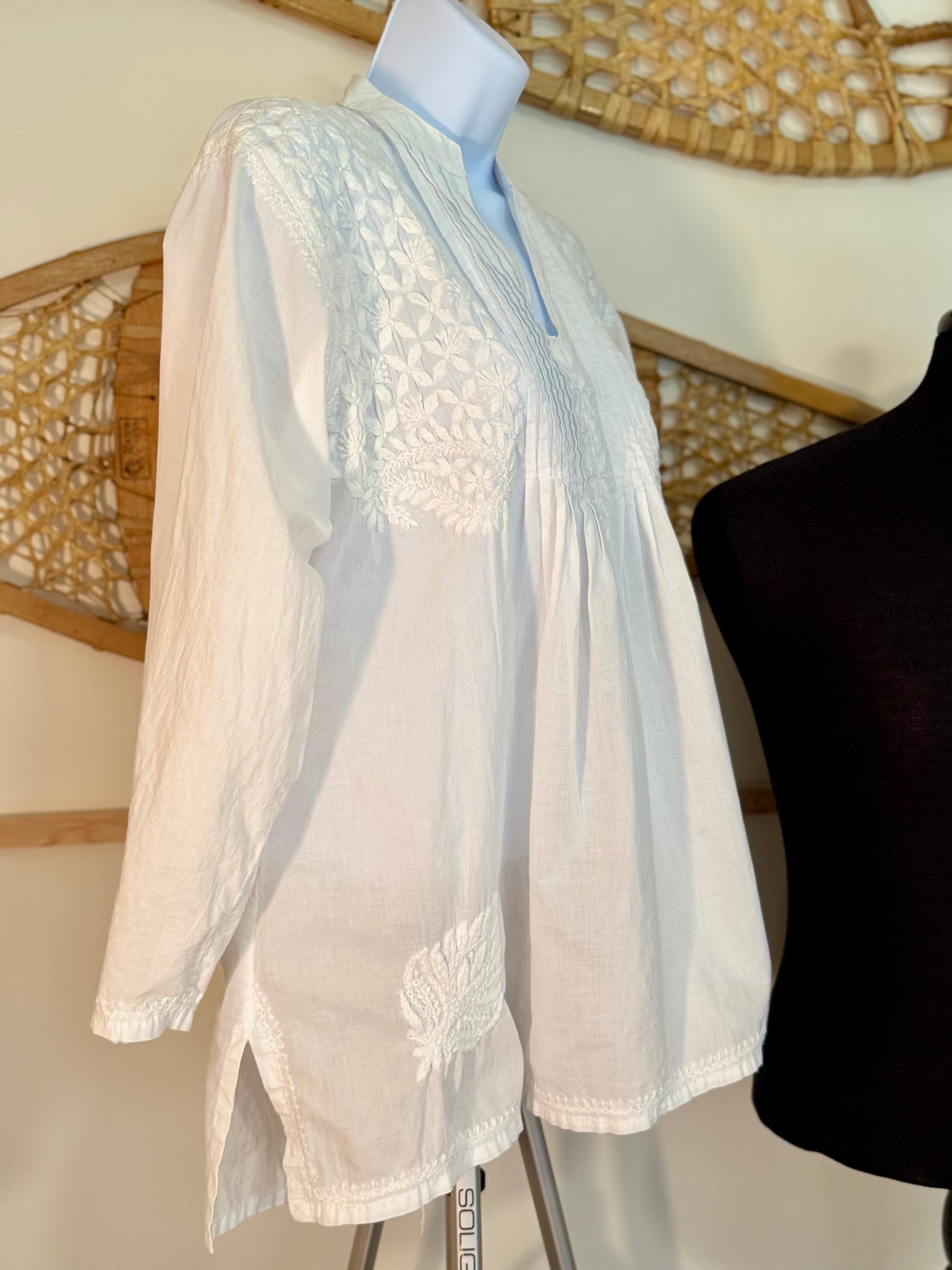 WHITE COTTON Blouse - Consigned with VARDO Vintage & Valuables vvvardo.ca