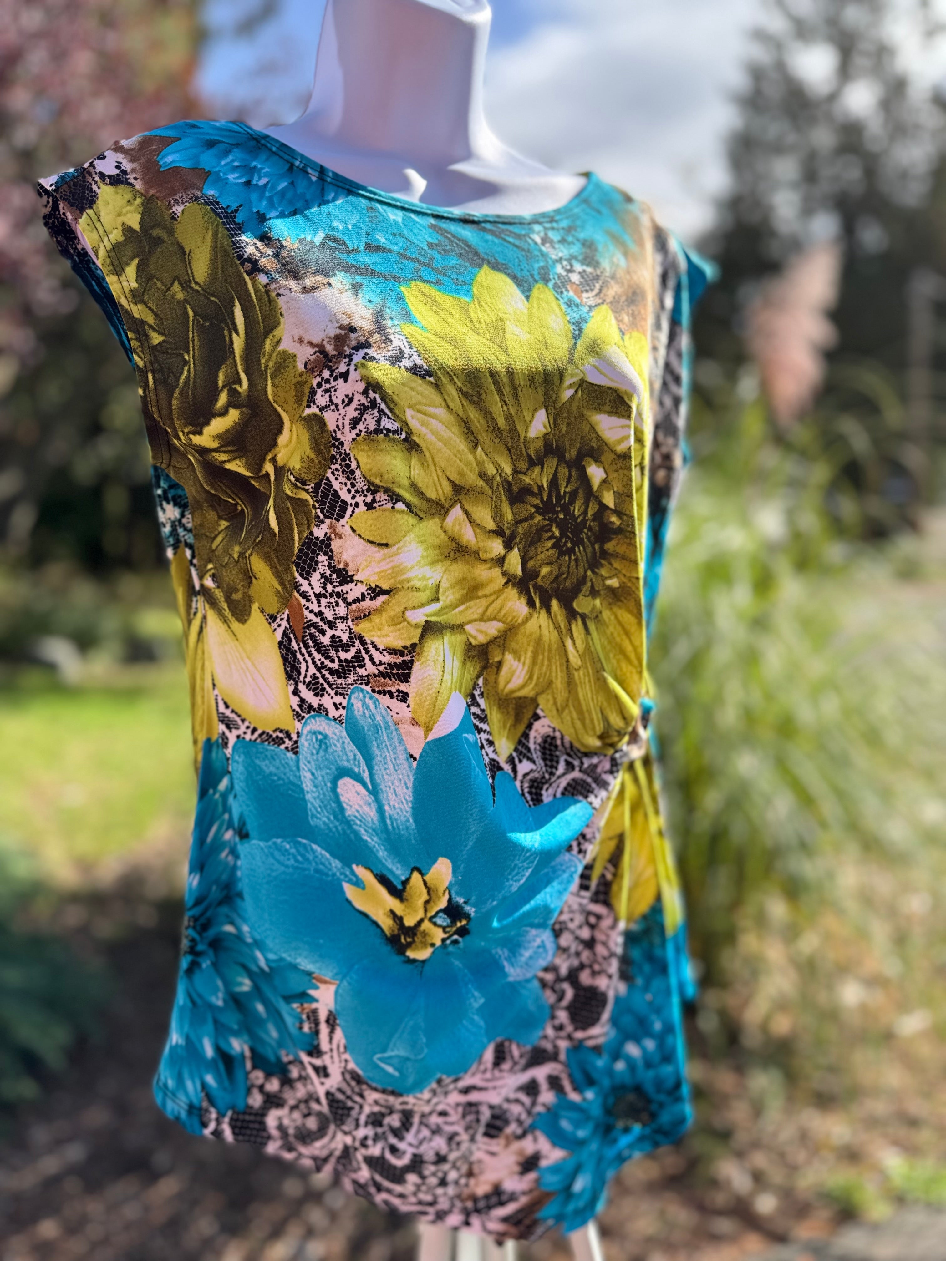 25-55 DESIGNER COLLECTION Sleeveless Blouse - Consigned with VARDO Vintage & Valuables vvvardo.ca