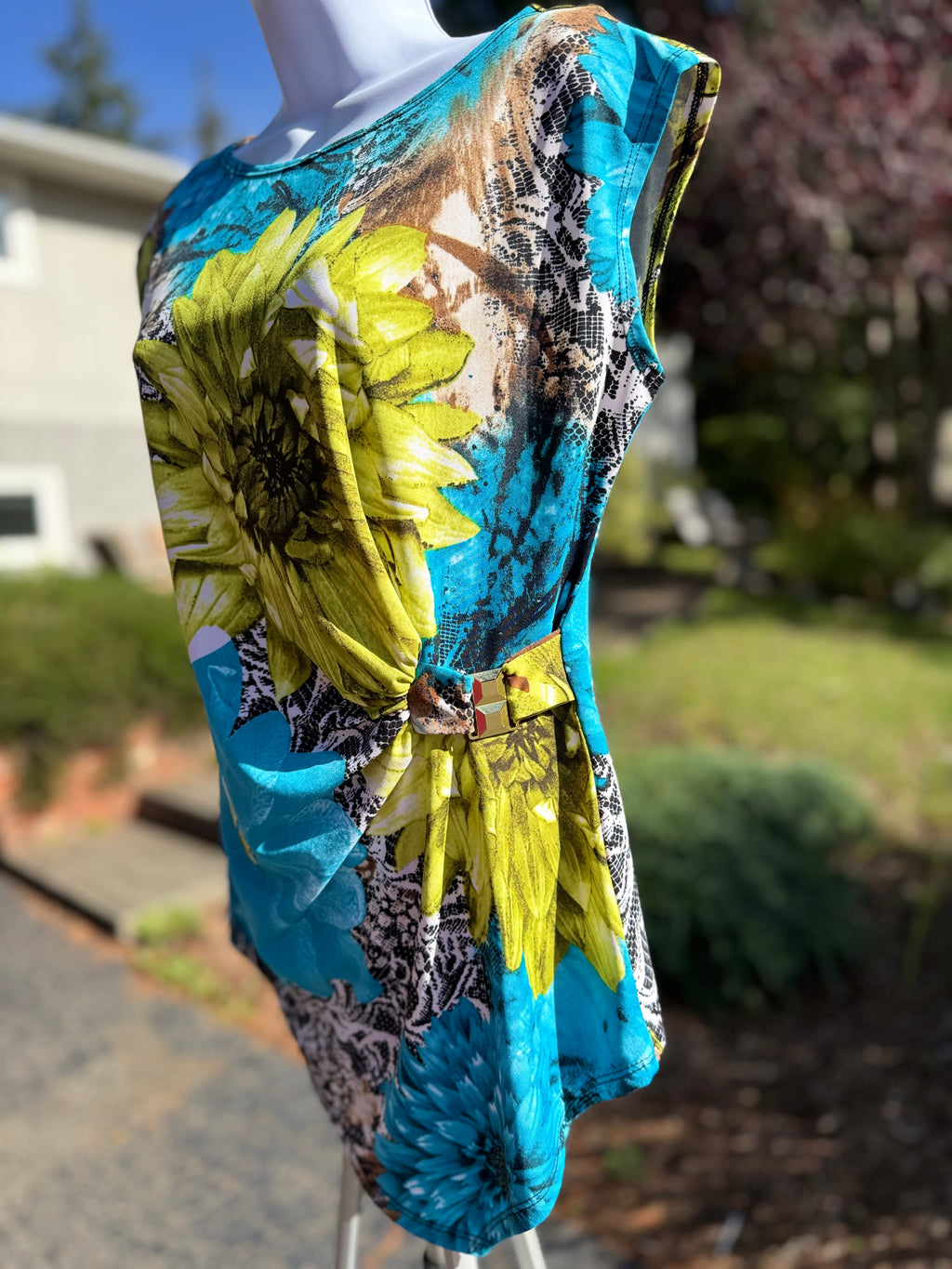 25-55 DESIGNER COLLECTION Sleeveless Blouse - Consigned with VARDO Vintage & Valuables vvvardo.ca