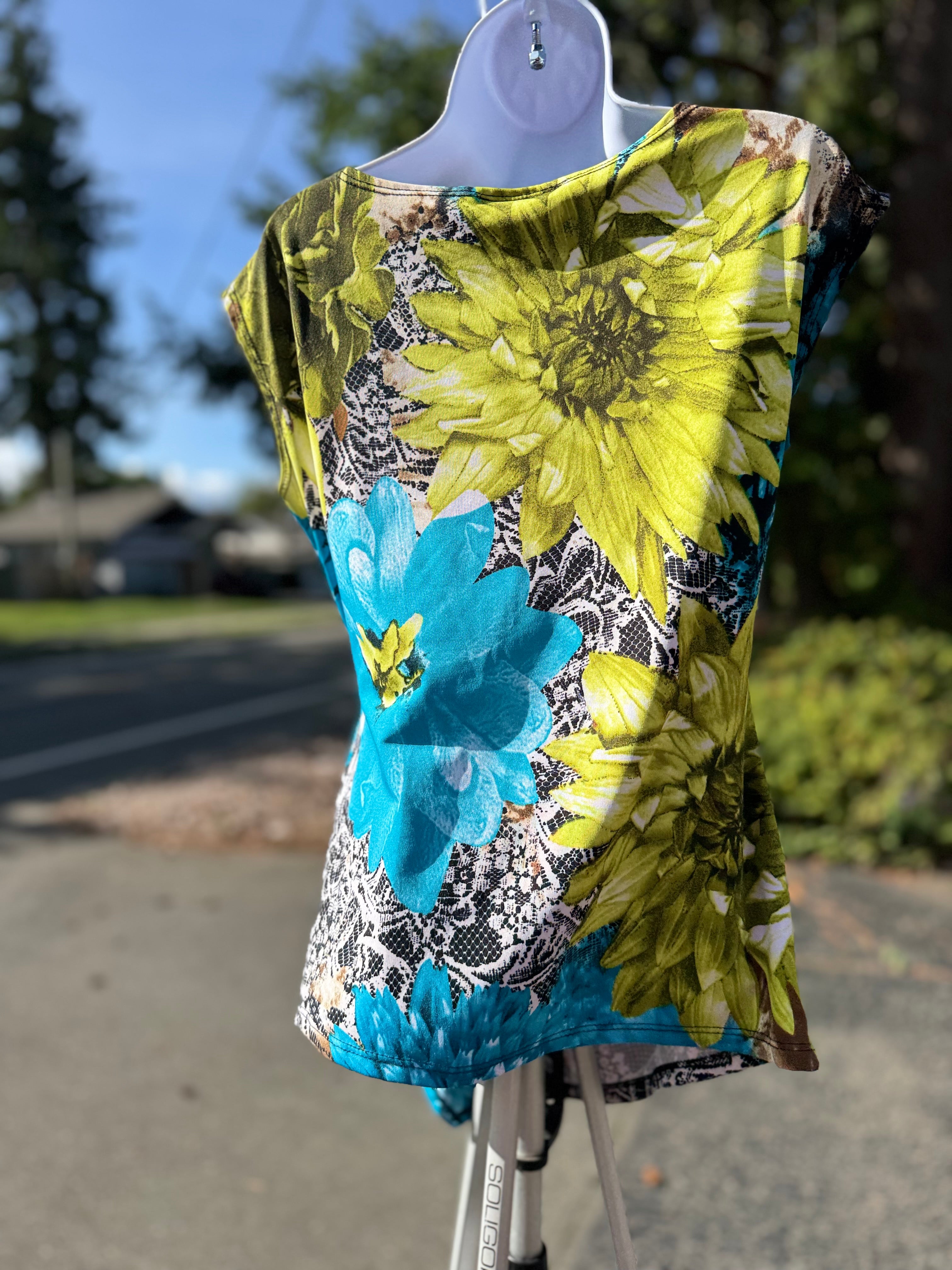 25-55 DESIGNER COLLECTION Sleeveless Blouse - Consigned with VARDO Vintage & Valuables vvvardo.ca