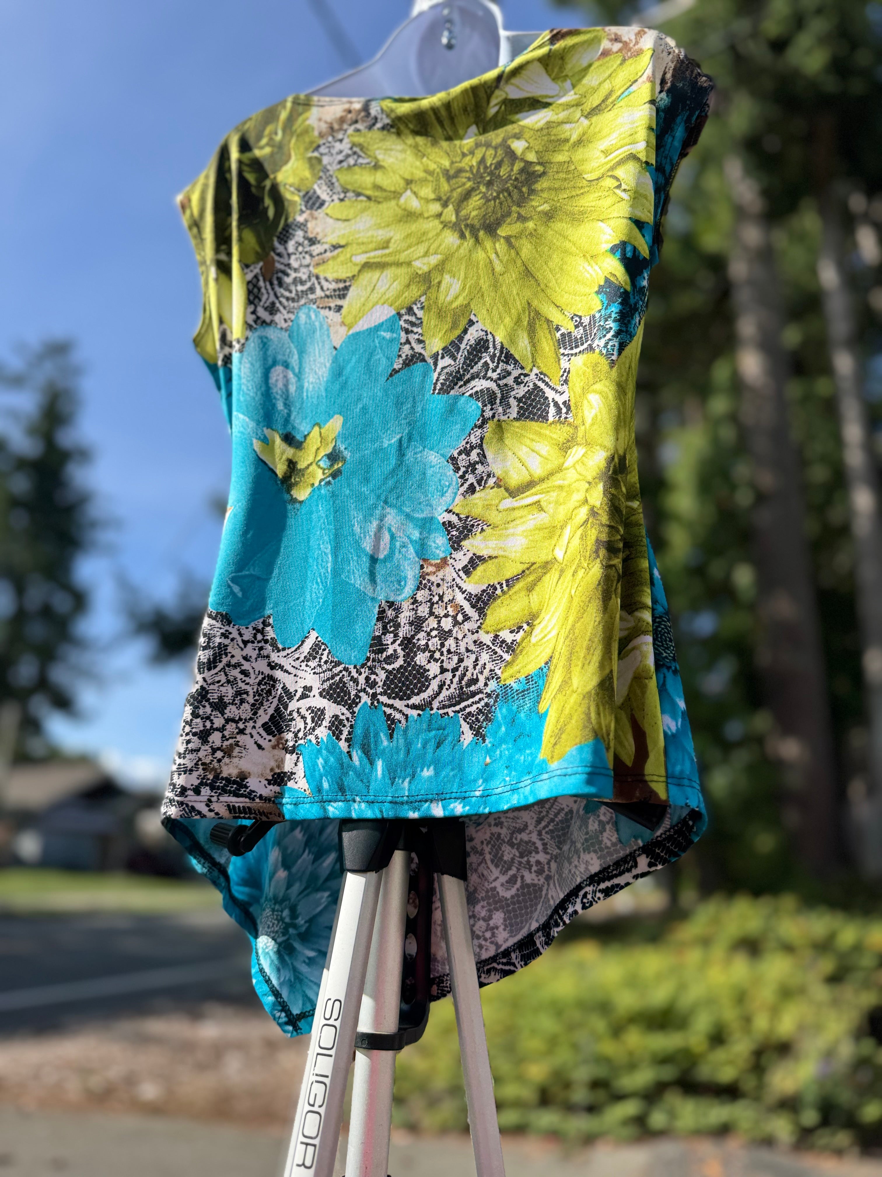 25-55 DESIGNER COLLECTION Sleeveless Blouse - Consigned with VARDO Vintage & Valuables vvvardo.ca