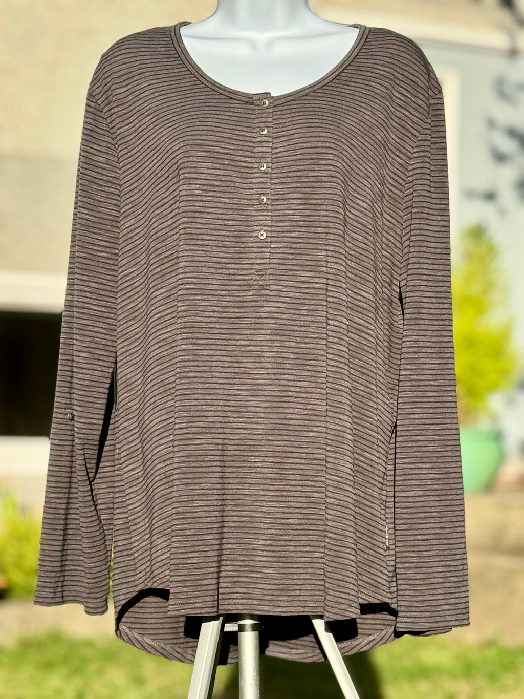 WindRiver Henley top- Consigned with VARDO Vintage & Valuables vvvardo.ca